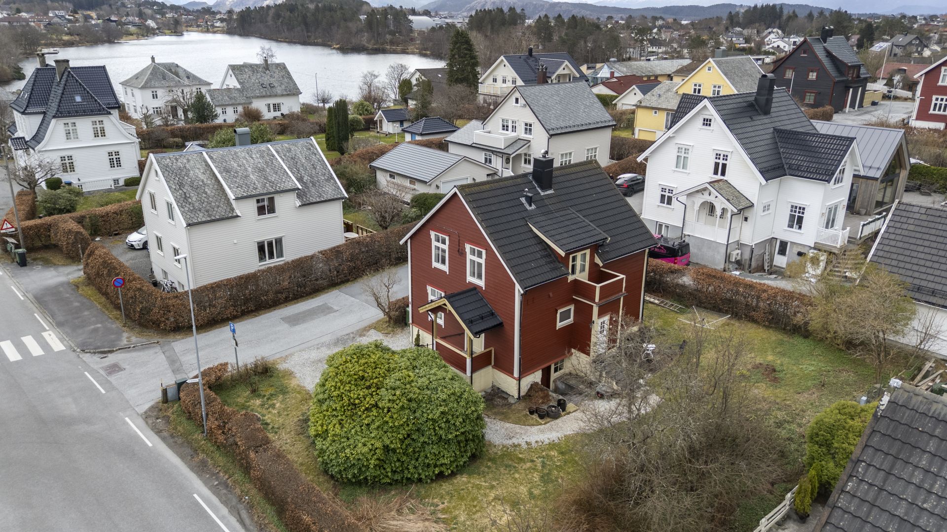 Med Decra-takplater frå 2005, rehabilitert pipe, etterisolert, ny kledning på 2 veggar og nye vindauge er dei ytre rammene godt tekne vare på.. Bilde nummer 3 av 3
