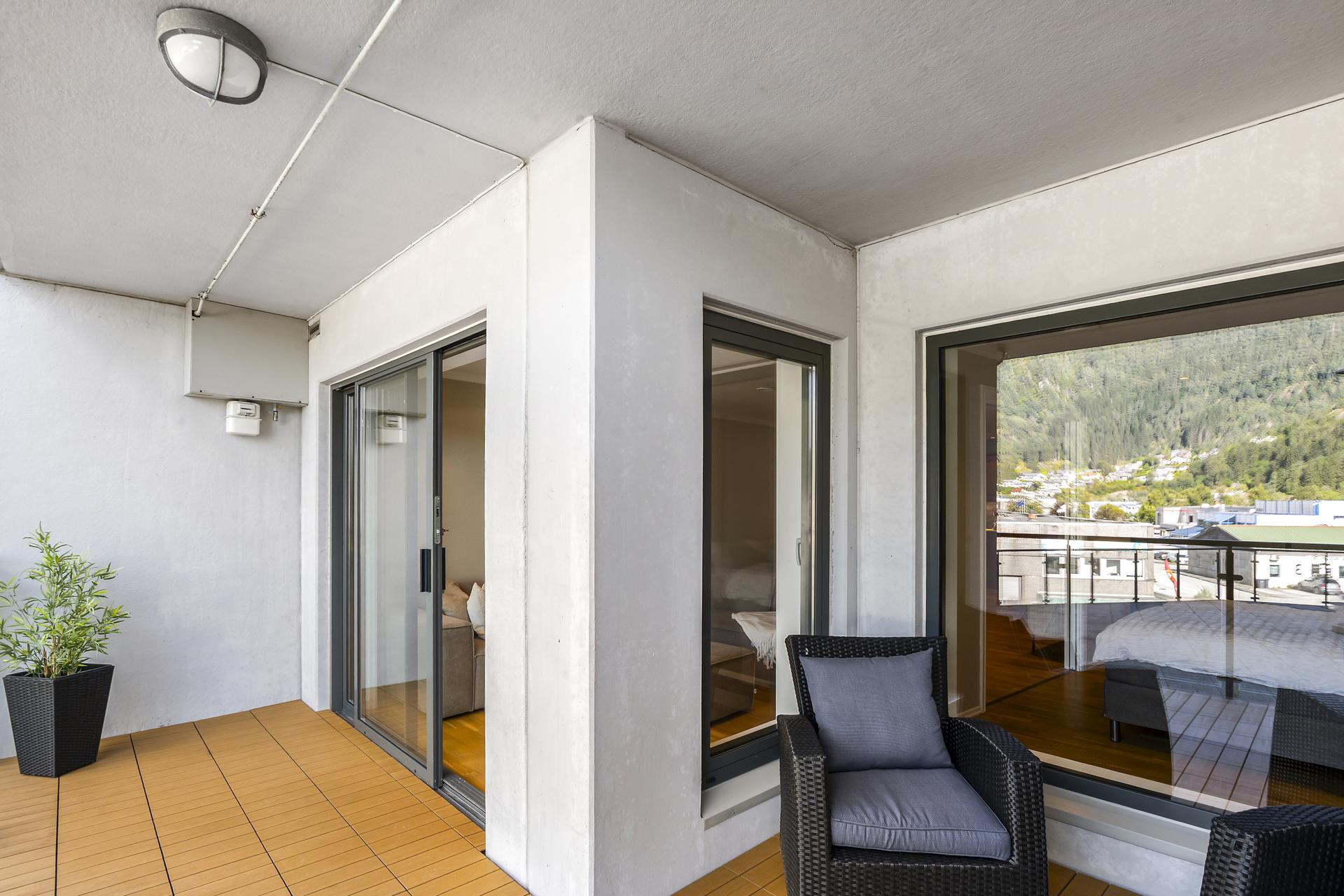 Overbygd veranda på 12 m² med dekke av brune kompositt terrassebord, lagt sommaren 2026. Bilde nummer 2 av 3