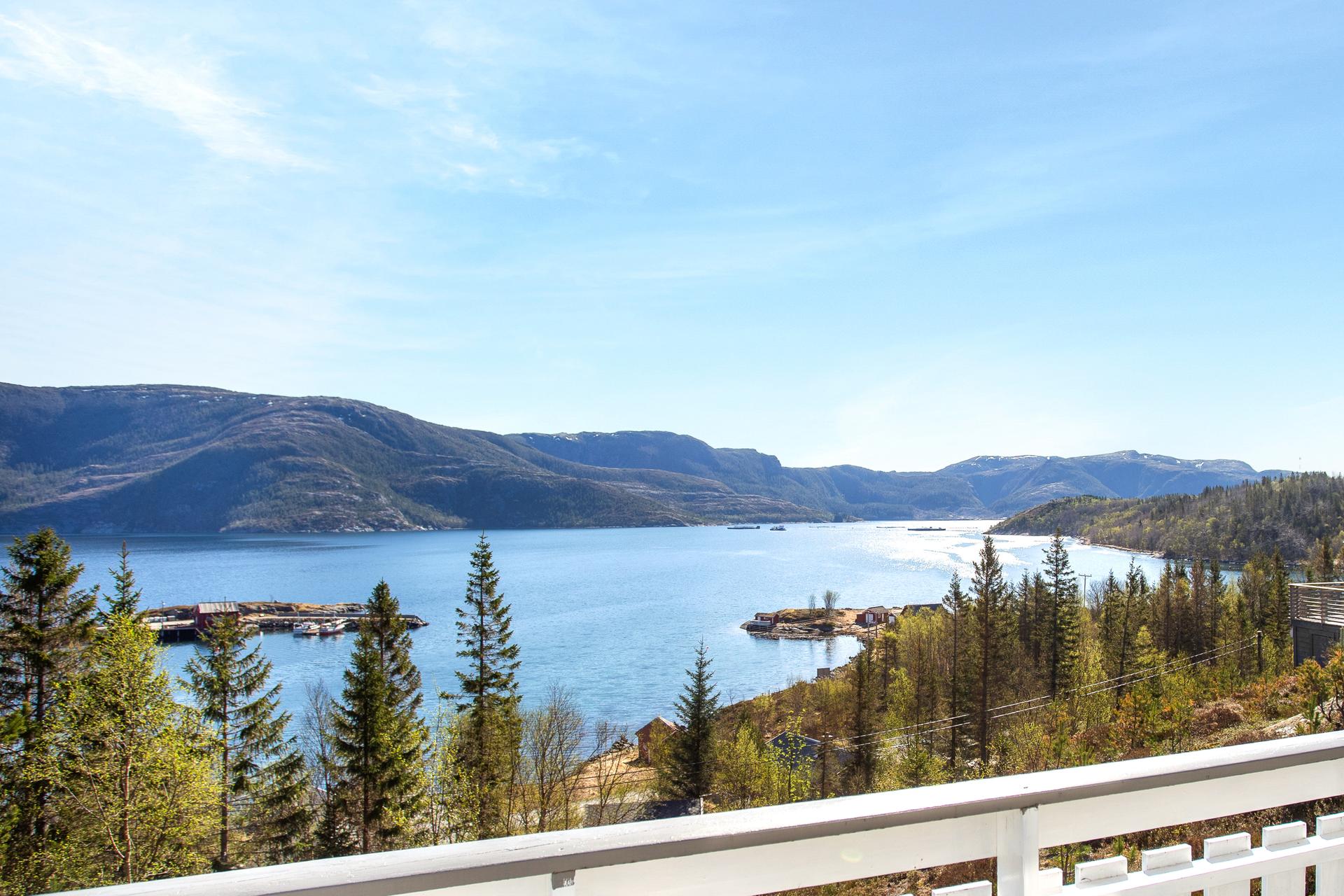 Vid panorama over fjorden!. Bilde nummer 1 av 3