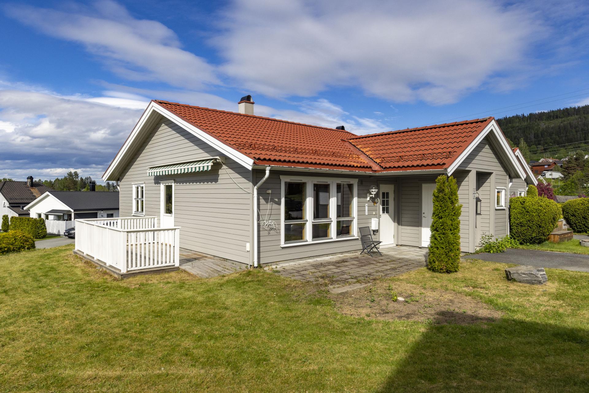 Velkommen til Bjørkebakken 6A! Foto: Viken Fototjenester v/ Eirik Andersen. Bilde nummer 1 av 3