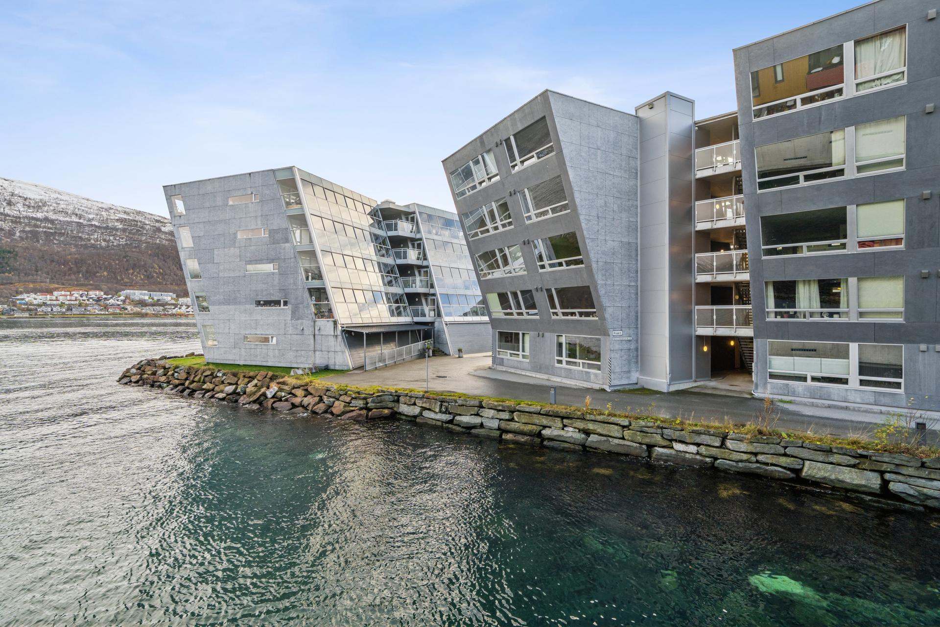 Moderne leilighetsbygg i første rekke mot Tromsøysundet med kort gangavstand til sentrum.. Bilde nummer 2 av 3