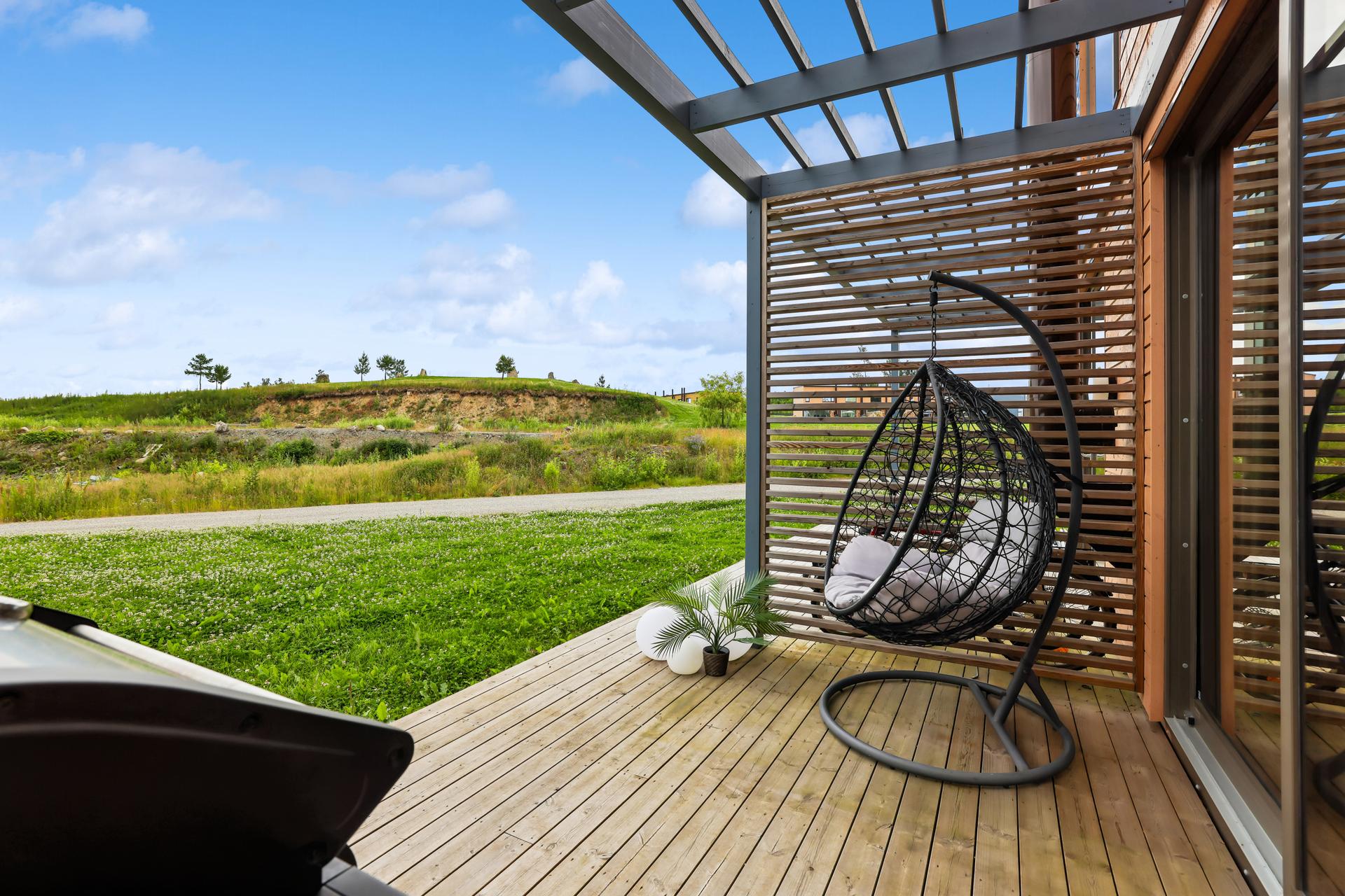 Fra stuen er det utgang til en vestvendt terrasse på ca. 11 m² med adkomst til felles hage.. Bilde nummer 3 av 3