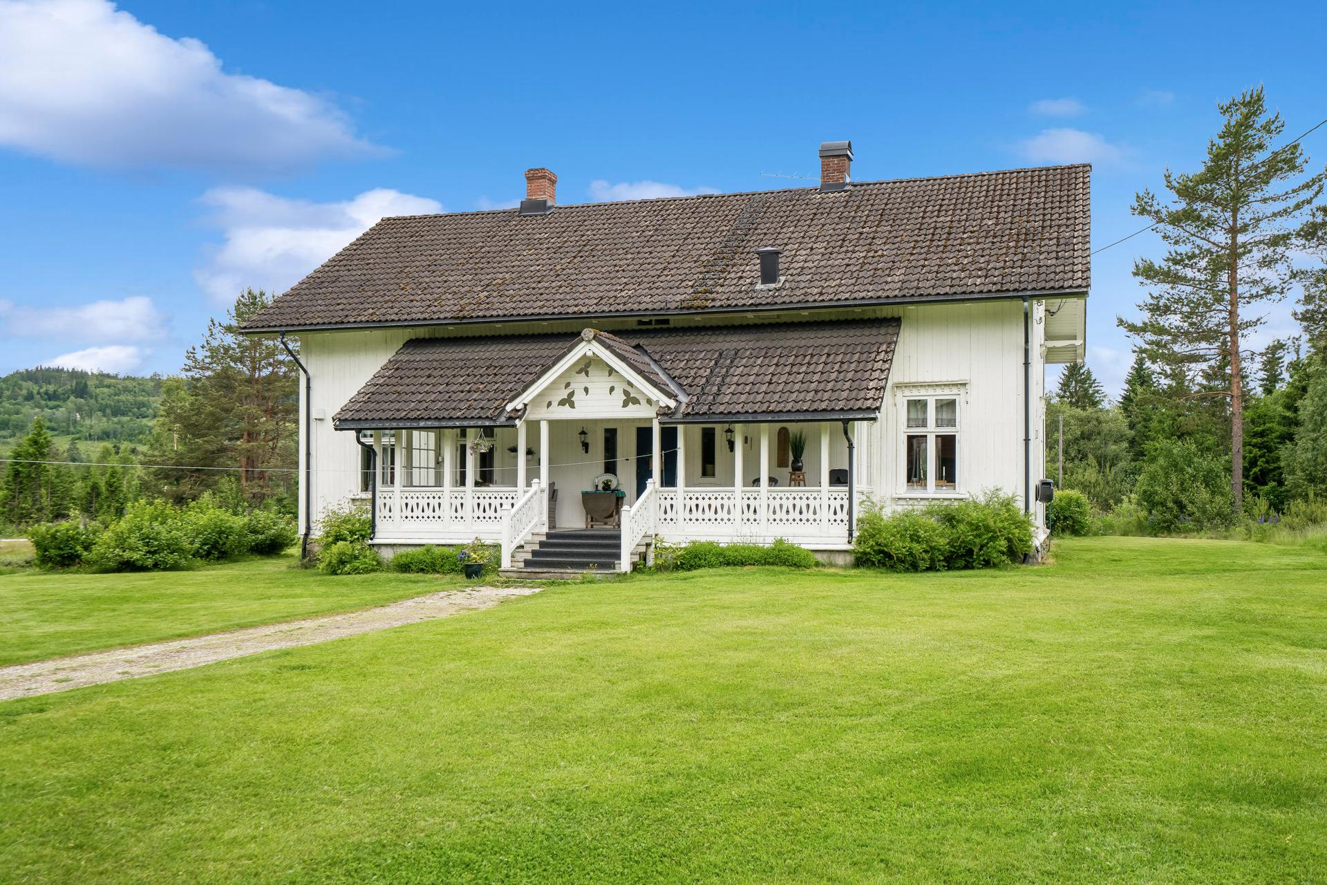 Våningshus fra 1886 med moderne komfort som bergvarme installert i 2019.. Bilde nummer 2 av 3