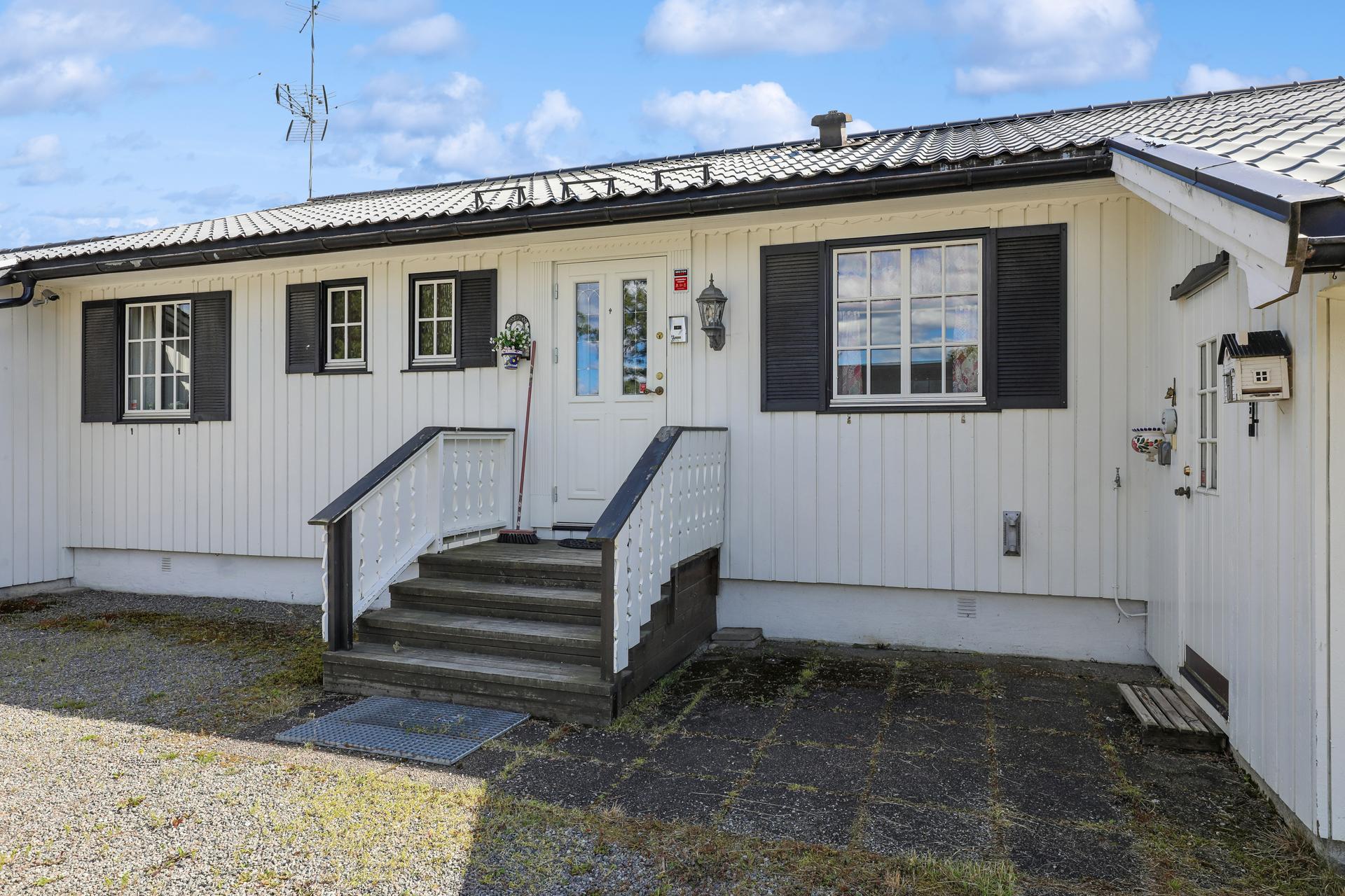 Hovedinngang med trapp og overbygg. Ytterdøren er fra 2007.. Bilde nummer 2 av 3