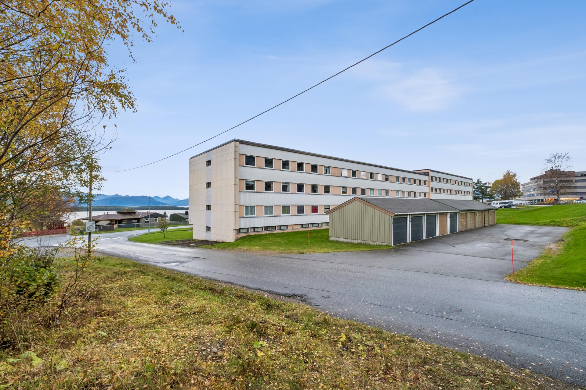 Leiligheten har oppstillingsplass på borettslagets tomt. Borettslaget har garasjer men disse leies og tildeles etter ansiennitet og venteliste. Bilde nummer 3 av 3