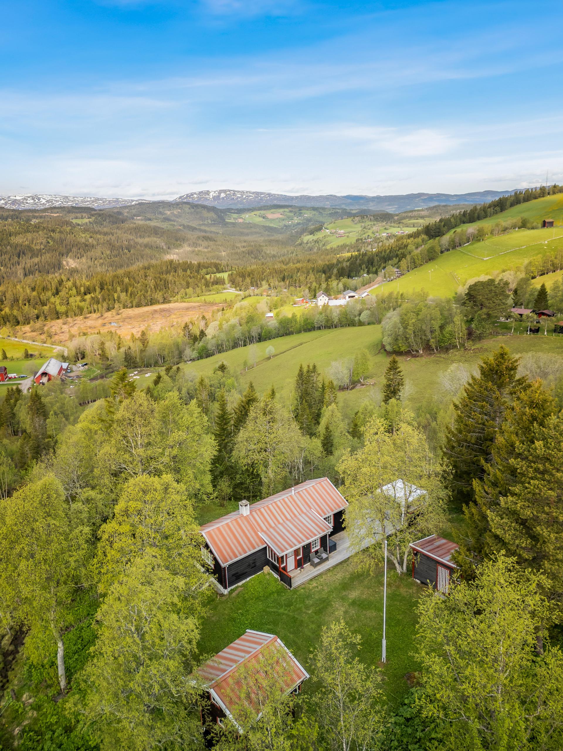 Eiendommen ligger fint til i høyden, som gir flotte utsiktsforhold. . Bilde nummer 2 av 3