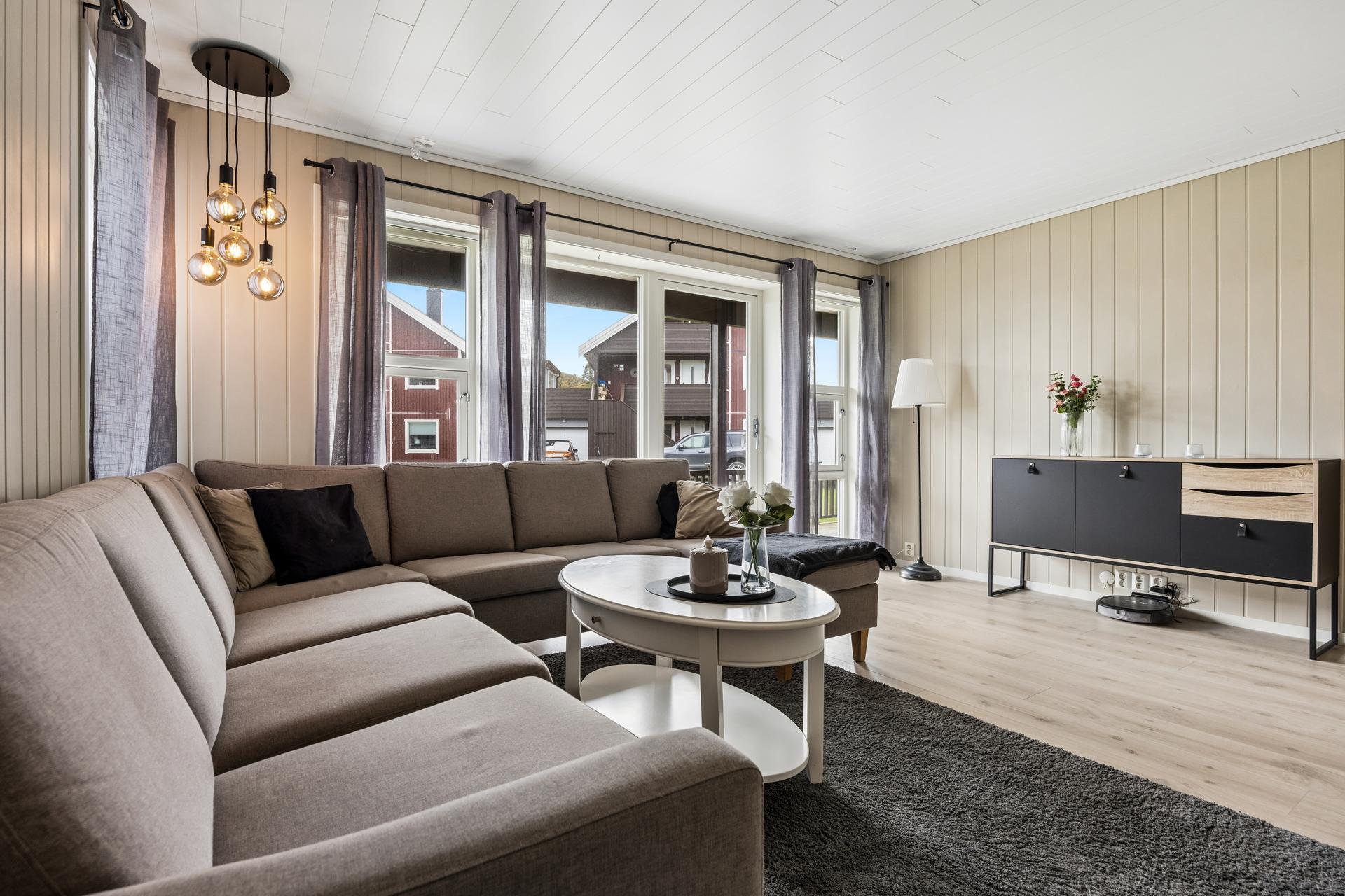 Fra stuen har man utgang til terrasse. Det er også en terrasse med utgang fra kjøkken. Bilde nummer 3 av 3