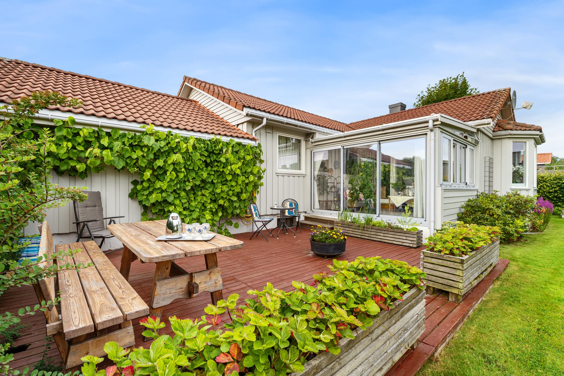 Enebolig med fint opparbeidet tomt på 893 m². . Bilde nummer 2 av 3