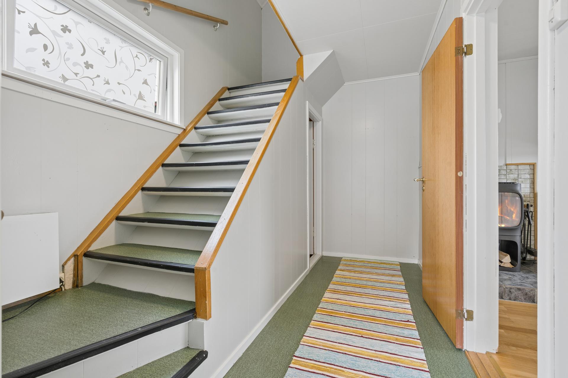 Entré og trapperom med adkomst til boligens øvrige etasjer.. Bilde nummer 3 av 3