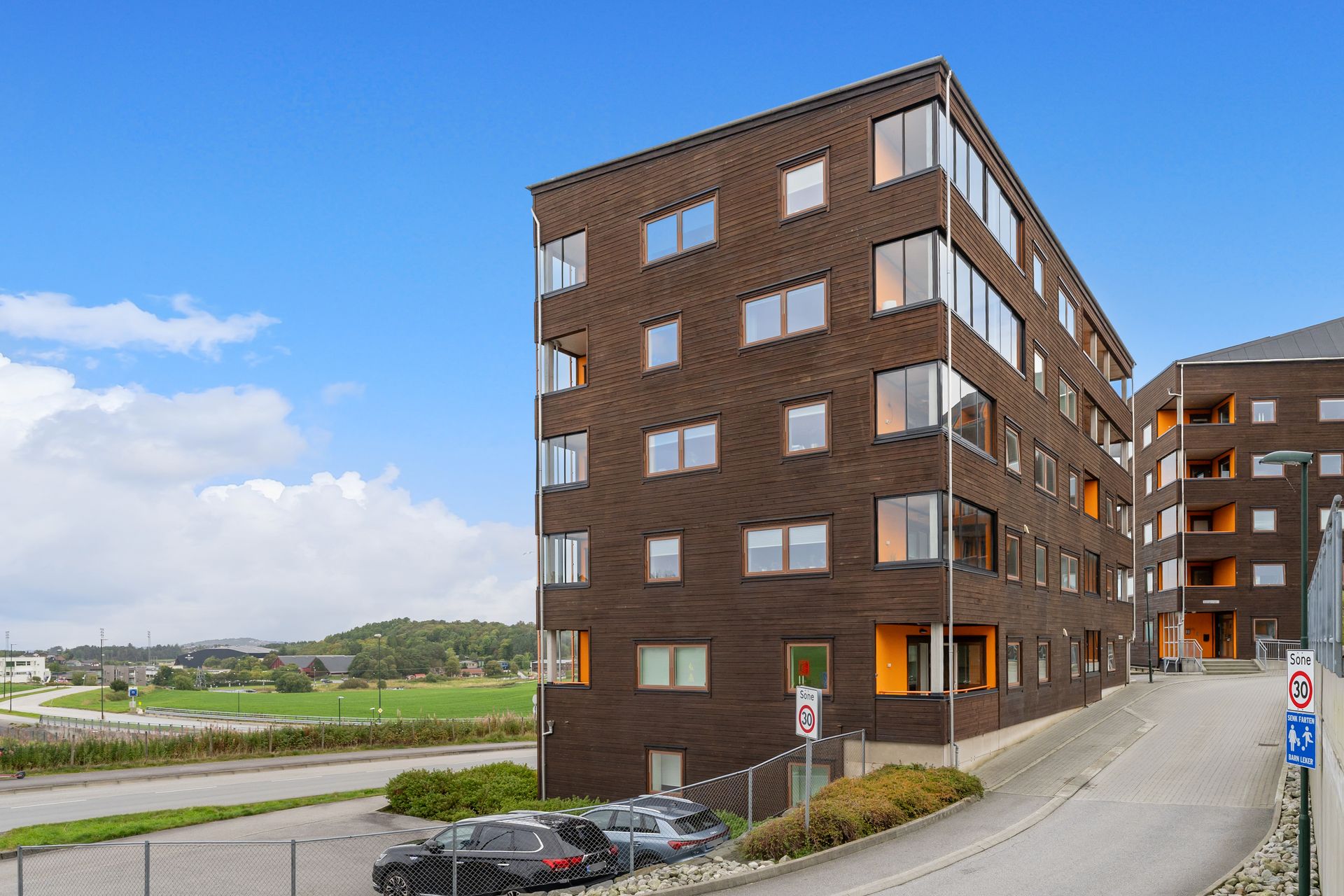 Leilighet i høy førsteetasje beliggende sentralt på attraktive Skadberg!. Bilde nummer 3 av 3