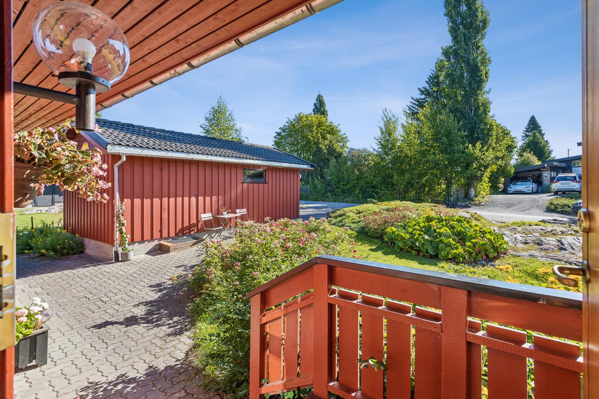 Overbygget inngangsparti og uteplass ved garasjen.. Bilde nummer 2 av 3