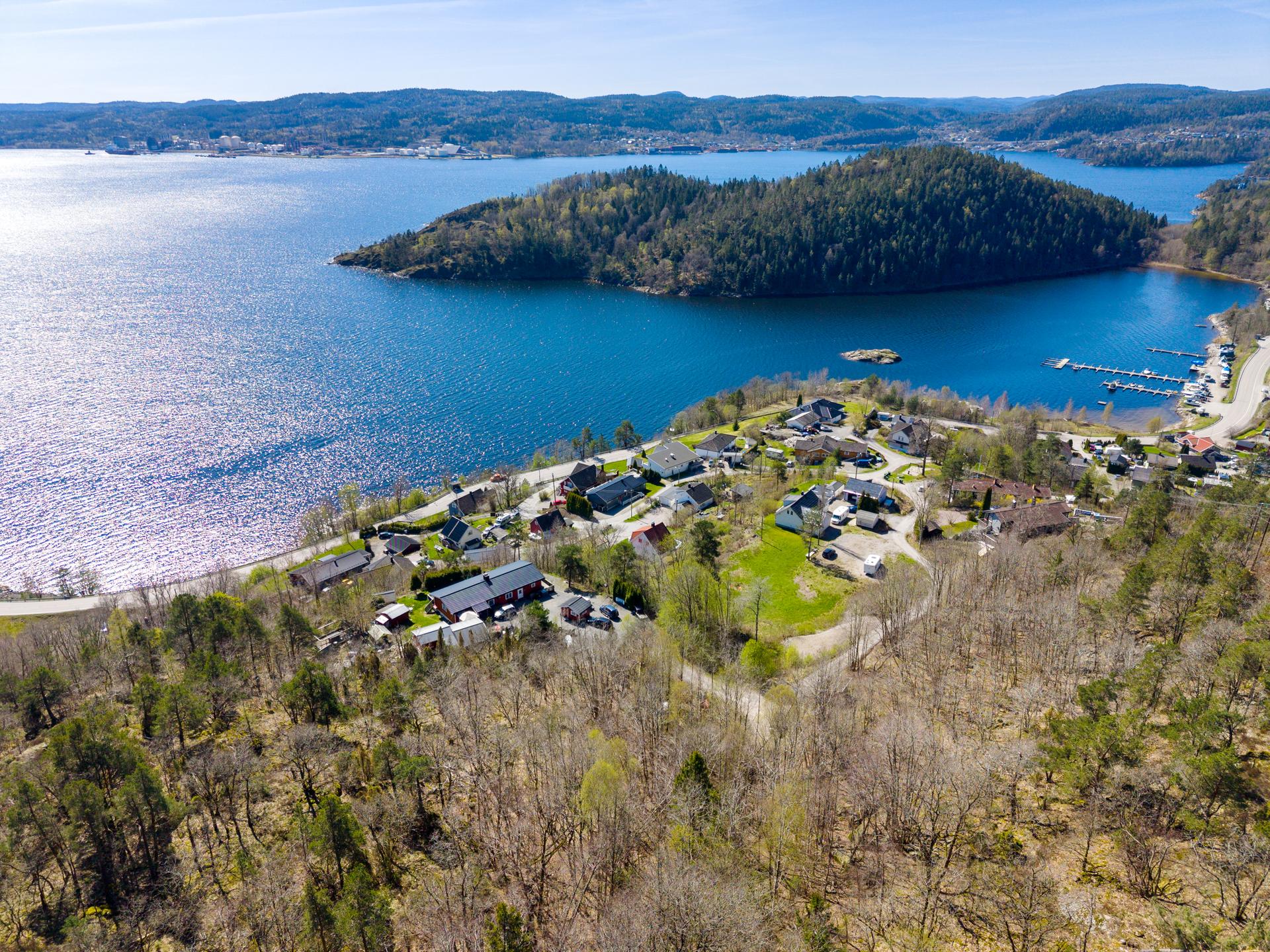Eiendommen ligger i naturskjønne omgivelser, med umiddelbar nærhet til skog, turstier og fjorden med bade- og fiskemuligheter.. Bilde nummer 2 av 3