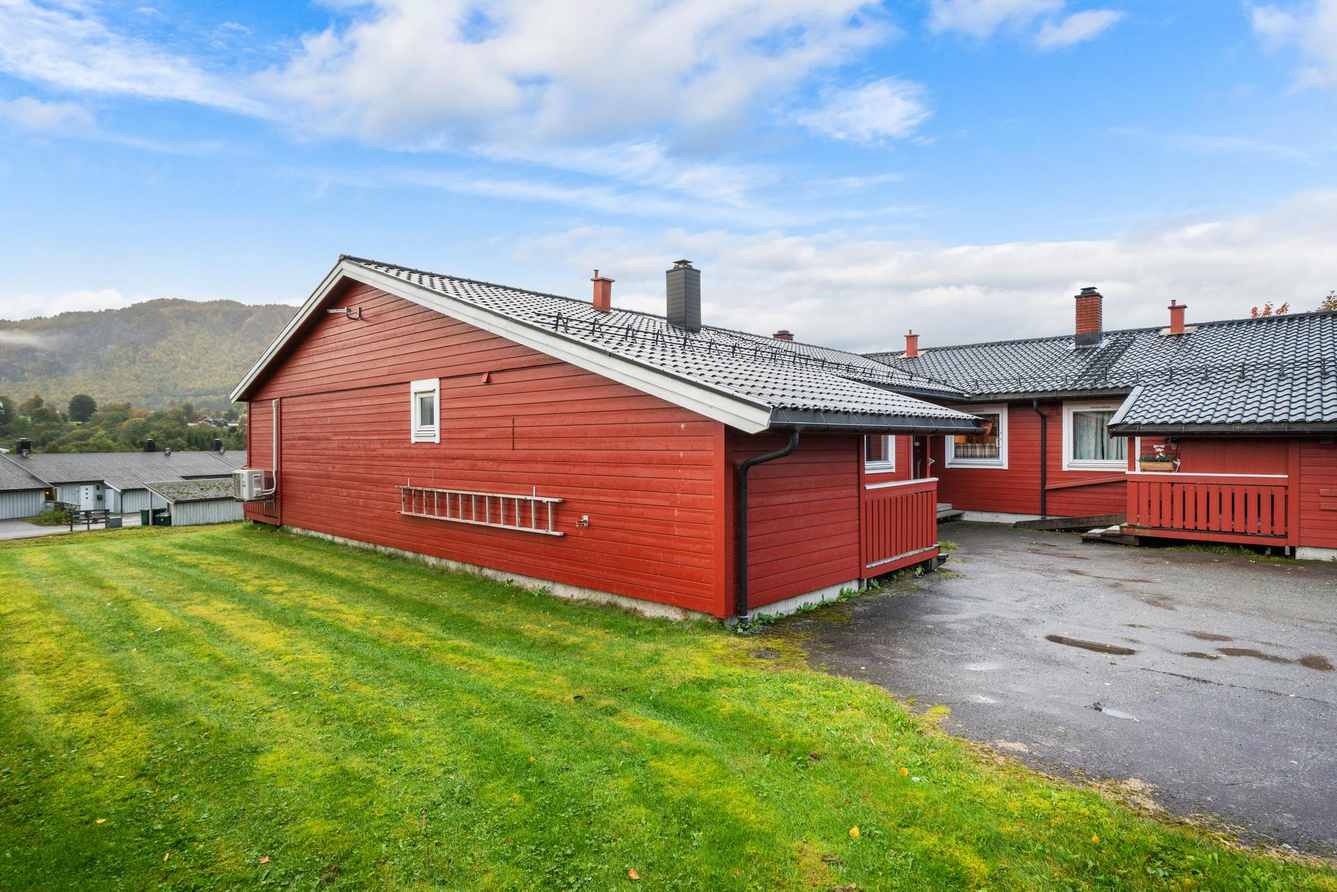 Fra eiendommen er det gangavstand til både skole, barnehage, idrettsanlegg og helsesenter. Det er kort vei til sentrum hvor det er et stort utvalg servicetjenester.. Bilde nummer 3 av 3