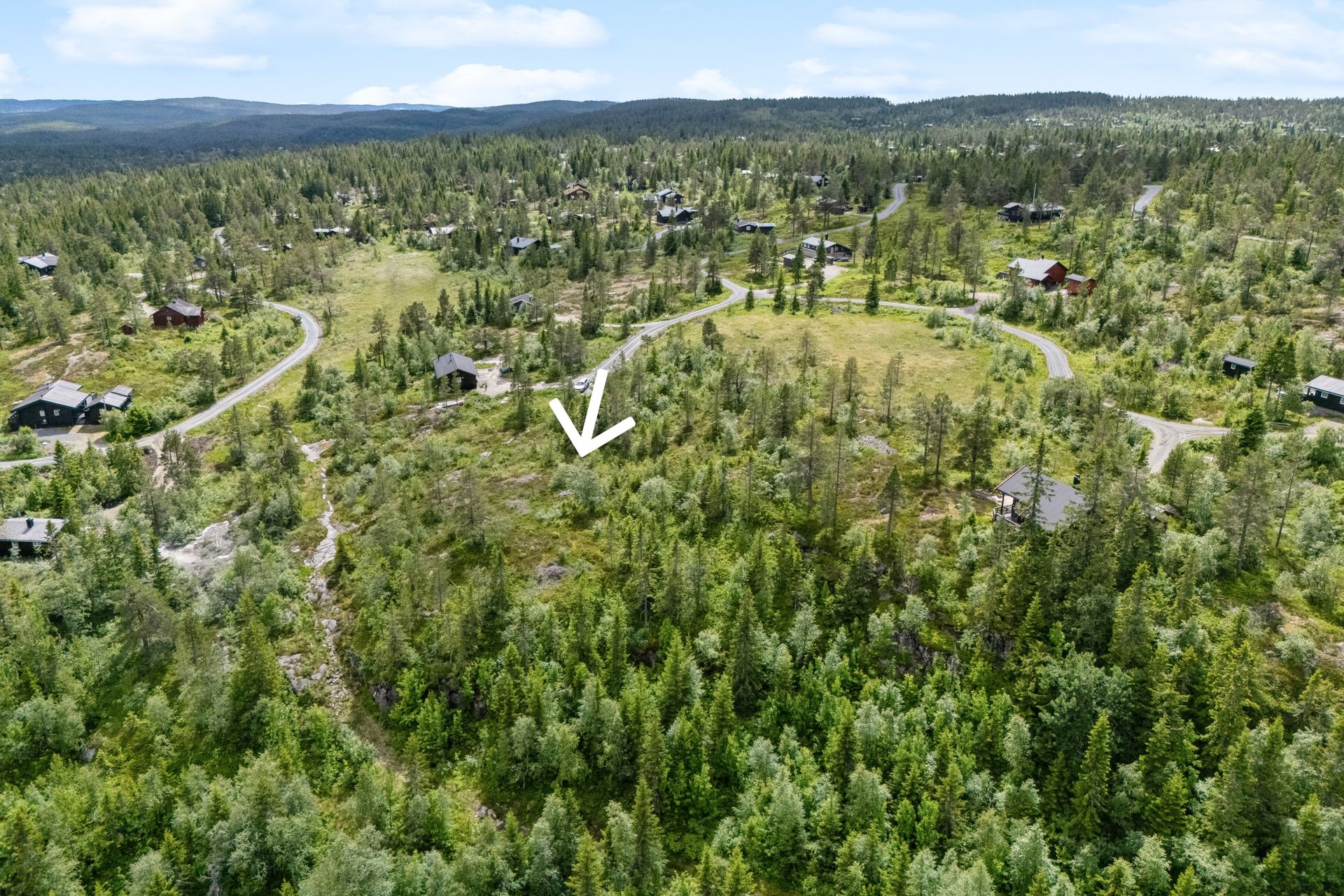 Oversiktsbilde mot syd. Pilen viser ca plassering av tomten. Bilde nummer 3 av 3
