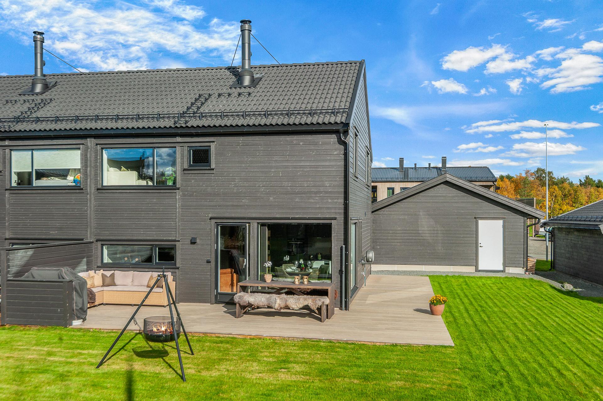 Uteområdet byr på gode oppholdsarealer, og frittstående garasje følger med eiendommen.. Bilde nummer 3 av 3