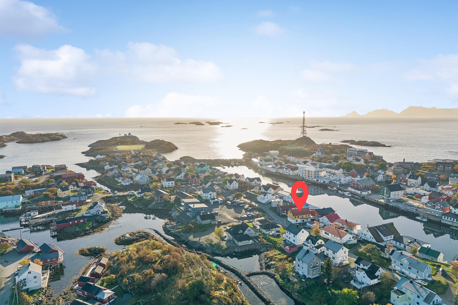 Henningsvær er et eldre fiskevær i Lofoten med næring innen fiskeri og turisme. Bilde nummer 3 av 3
