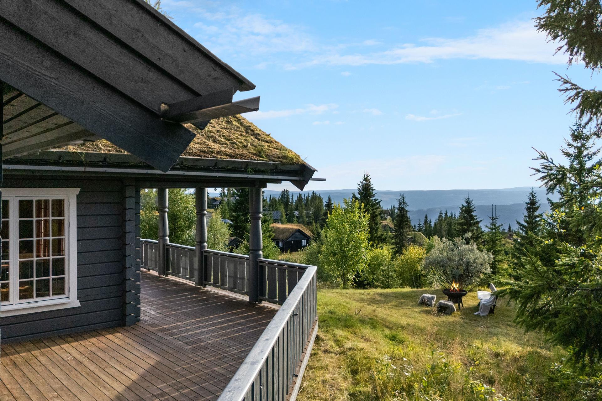 Eiendommen har ski-in/ski-out til Hafjell Alpinsenter og en stor, usjenert terrasse.. Bilde nummer 3 av 3