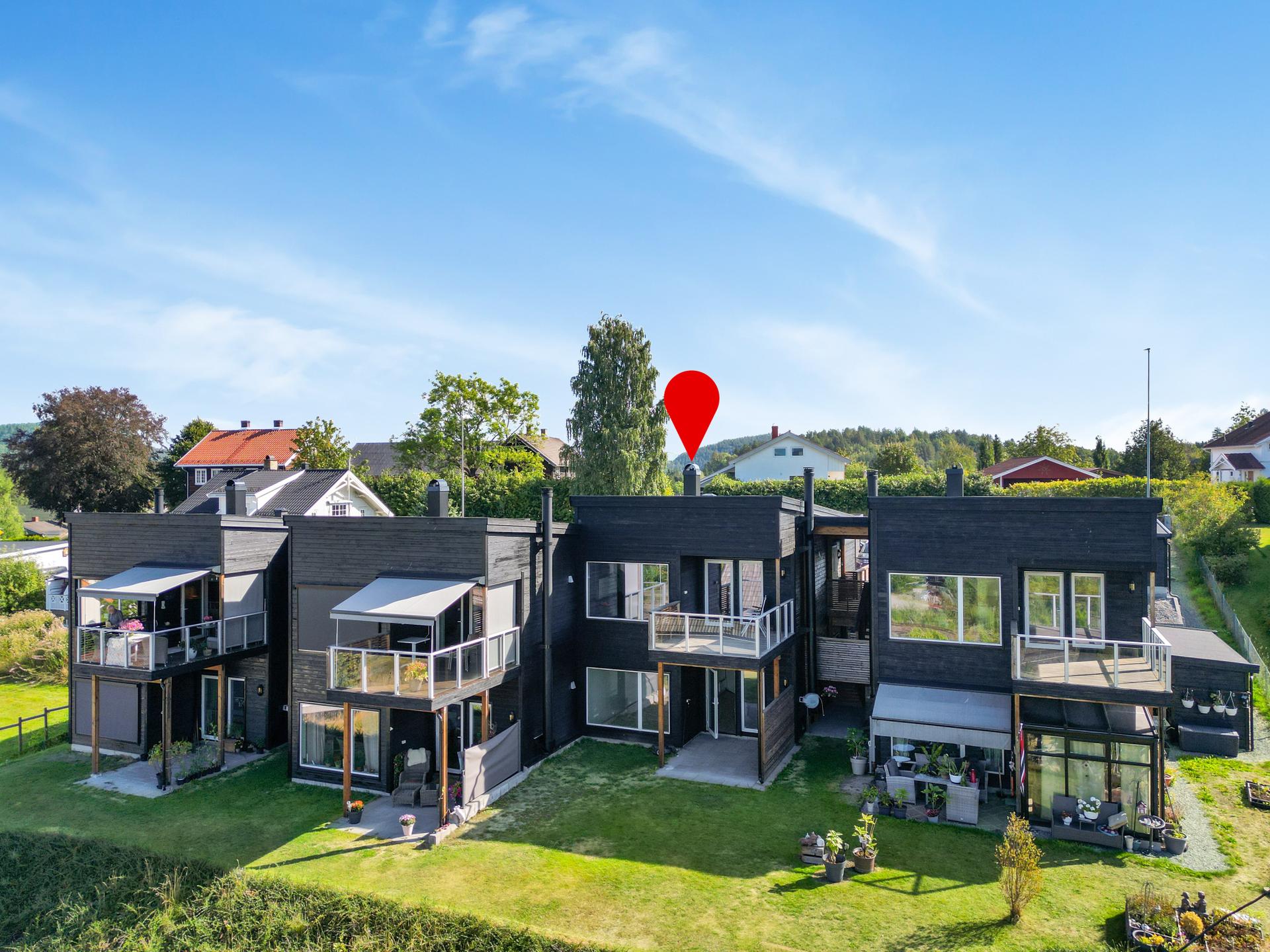 Boligen fra 2020 ligger fint til i 2. etasje i et stille og rolig område like utenfor Lunde sentrum. . Bilde nummer 2 av 3