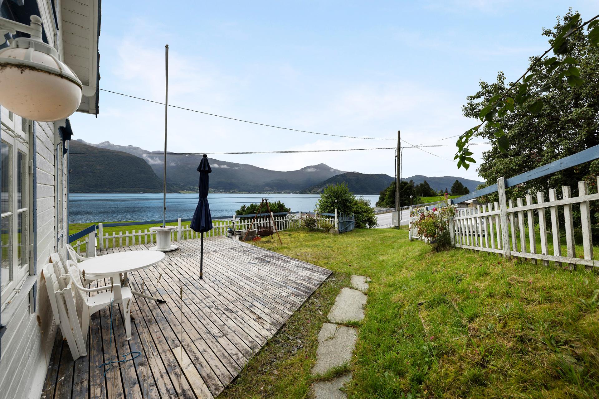 Flott utsyn mot fjorden og gode solforhald.. Bilde nummer 3 av 3