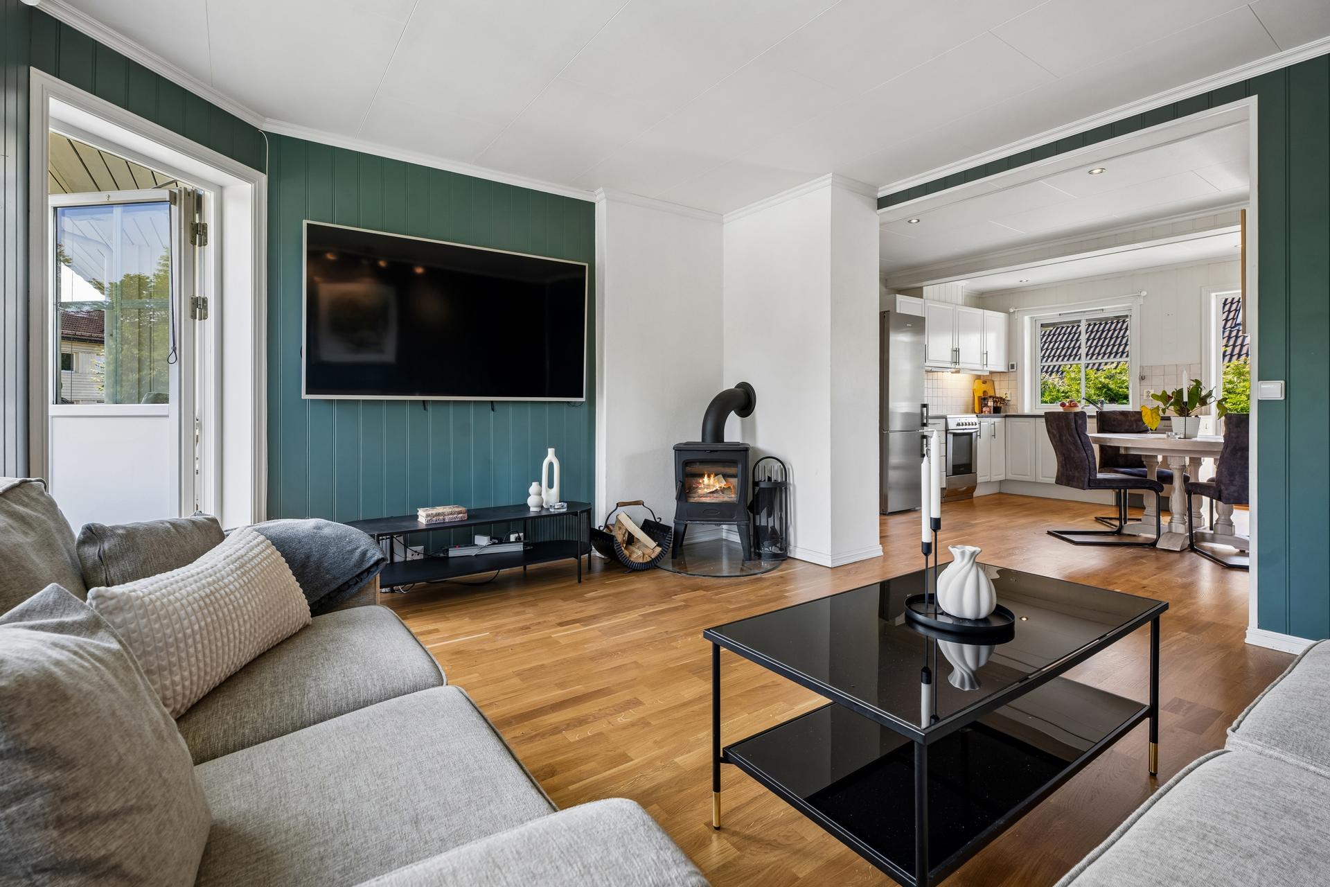 Peisovnen med glassdør gir ekstra varme og hygge på kalde dager.. Bilde nummer 2 av 3