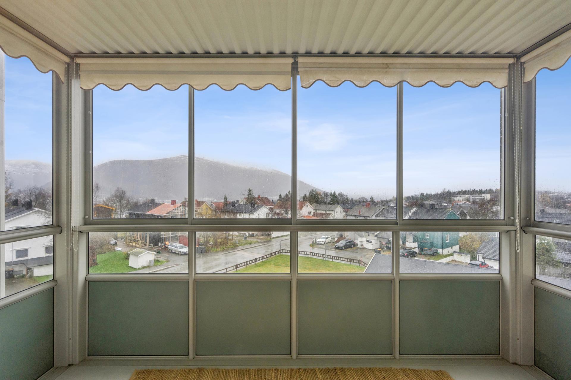 En lys og arealeffektiv leilighet med innglasset balkong og heis i bygget.. Bilde nummer 2 av 3