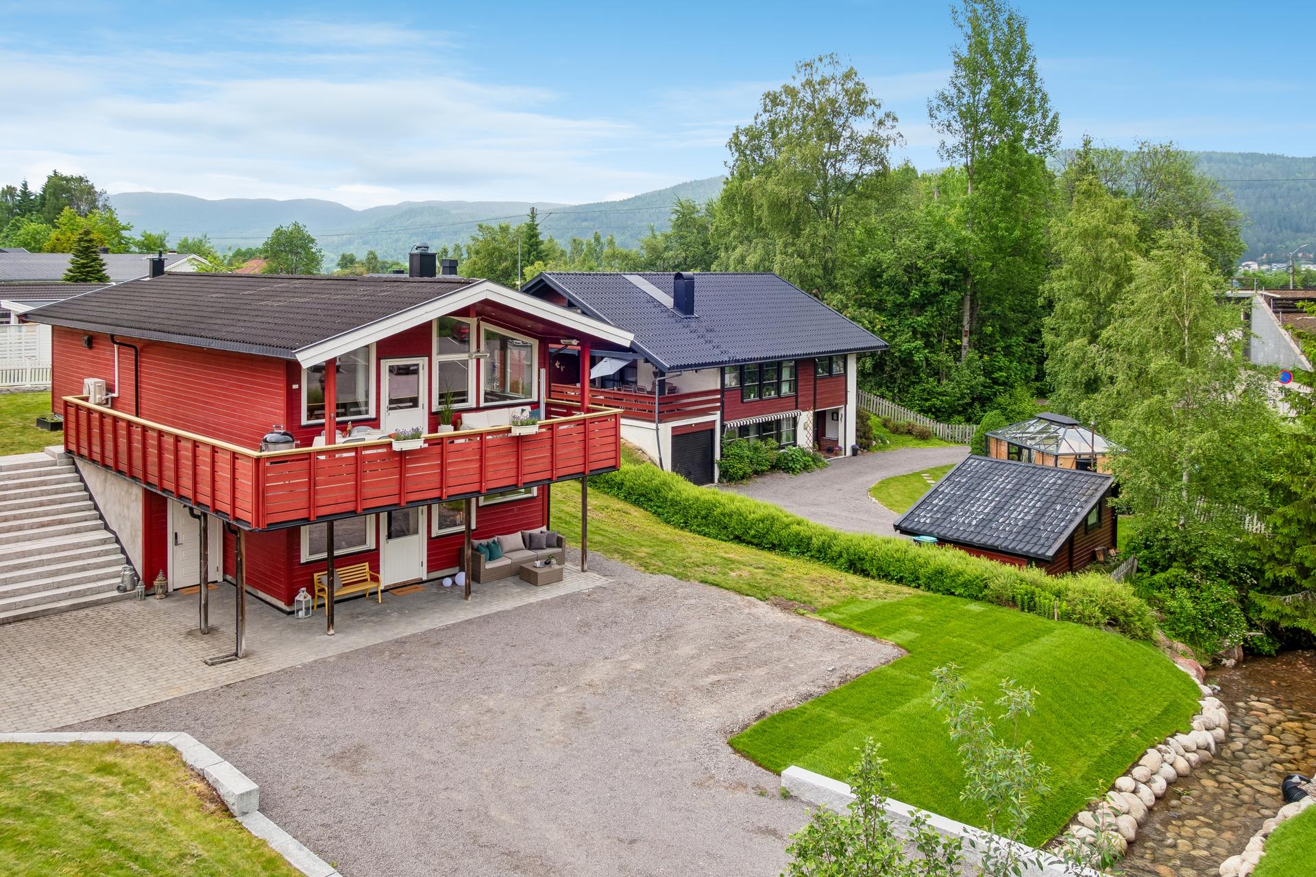 Boligen fra 2006 har parkeringsmuligheter på egen tomt. Bilde nummer 3 av 3