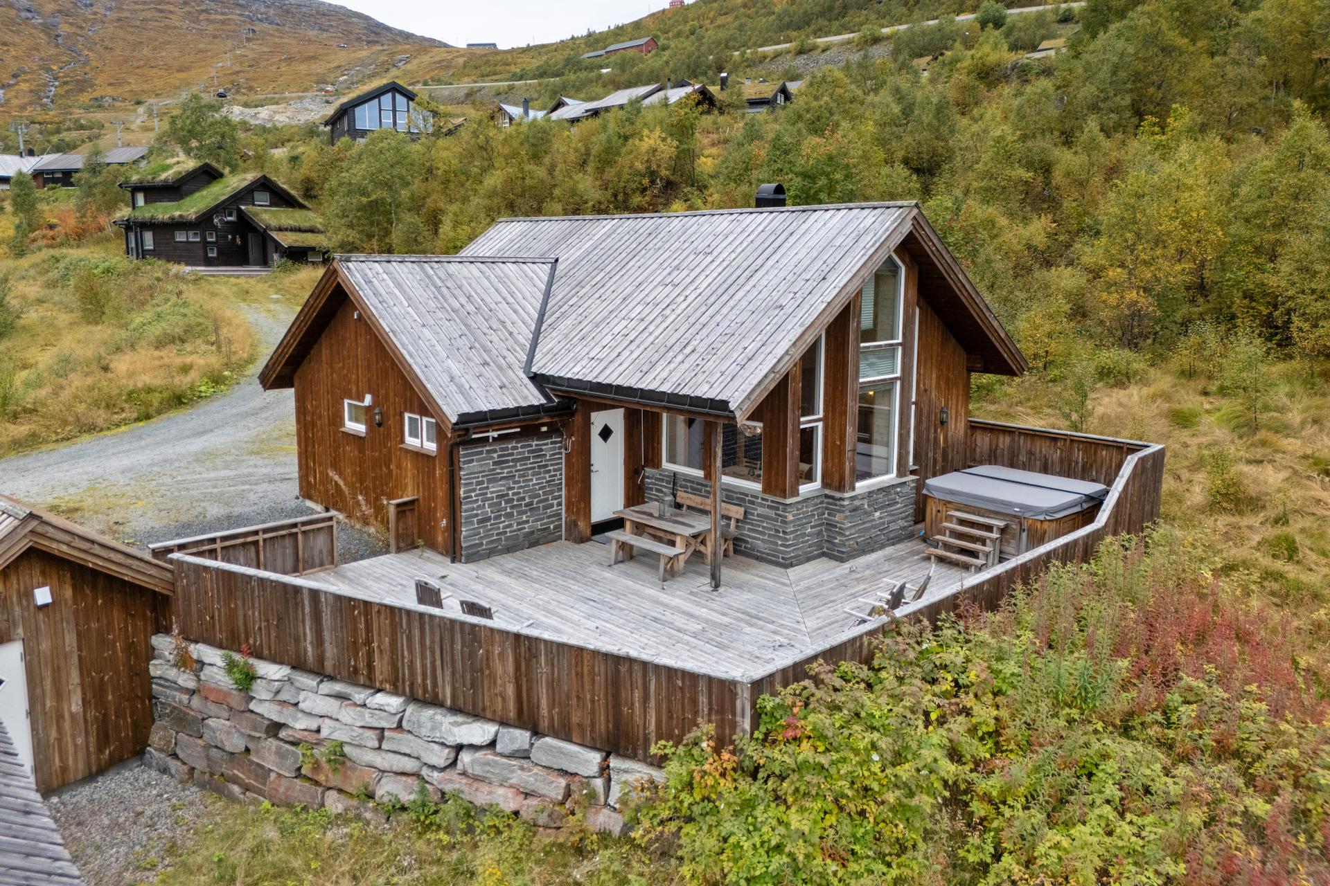 Innholdsrik hytte oppført over to plan med romslig terrasse og flott beliggenhet like ved alpinanlegget.. Bilde nummer 2 av 3