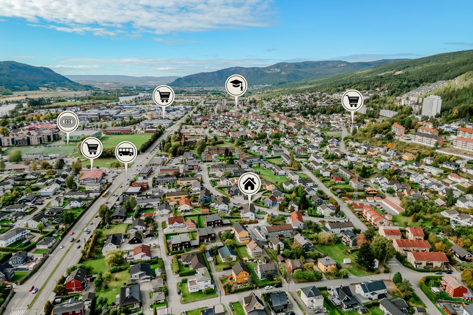 Eiendommen har ca. tre minutters gangavstand til bussholdeplass med hyppige avganger mot Drammen sentrum.. Bilde nummer 3 av 3