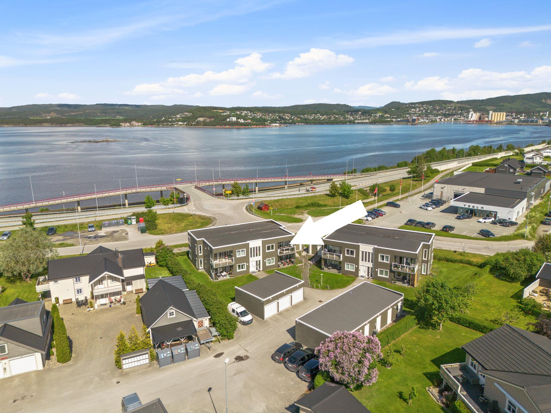 Treromsleilighet på hjørne i 2. etasje med sjøutsikt! . Bilde nummer 2 av 3