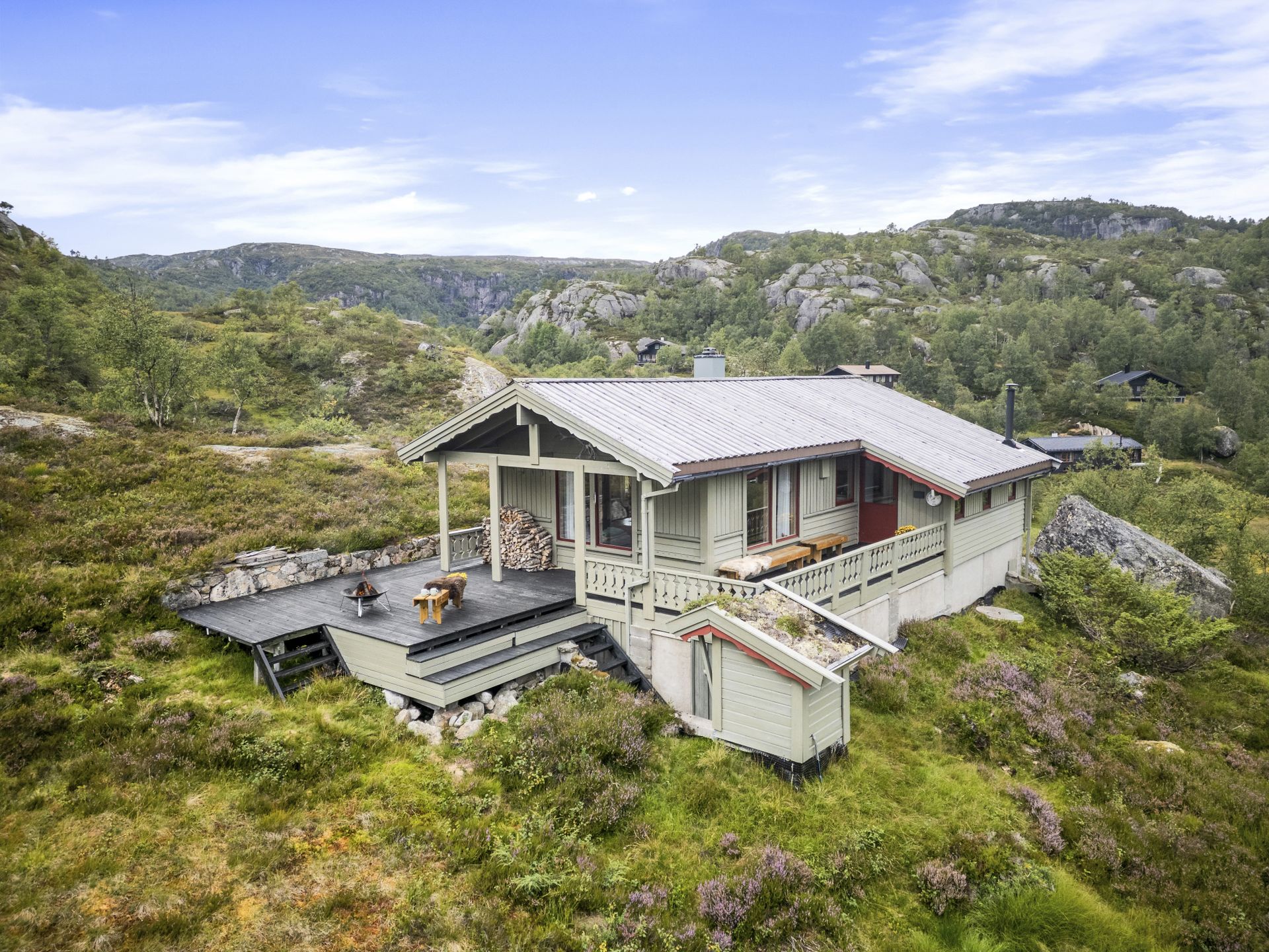 Velkommen til Grådalshommen 12 - Koselig, klassisk hytte med naturskjønn og fredelig beliggenhet. Her har man flott natur og vidstrakte turmuligheter like utenfor hytten.. Bilde nummer 1 av 3