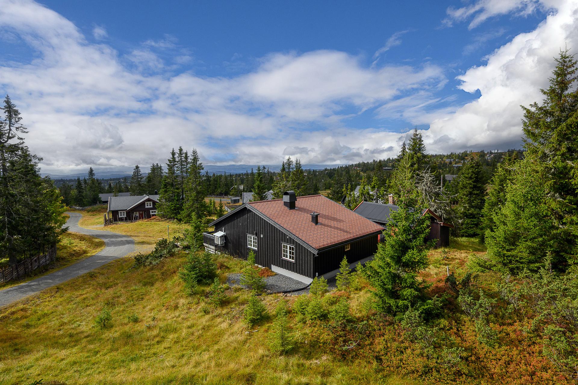 Tradisjonell hytte med forholdsvis skjermet beliggenhet i sentralt og attraktivt område på Sjusjøen. Tett på skiløyper og turstier. . Bilde nummer 2 av 3
