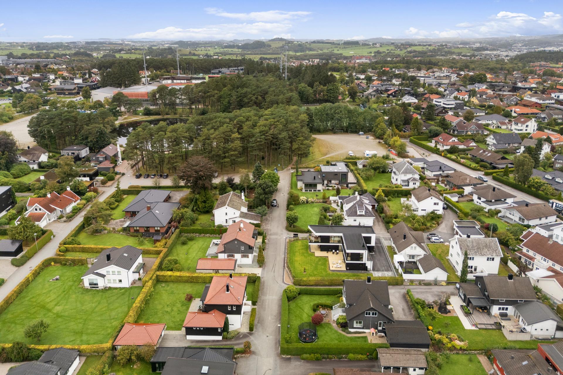 Hele 996kvm tomt omkranset av bøkehekk -plassert i en av Sandnes aller beste gater m/umiddelbar tilgang til alt hverdagen kan by på av ulike idretter, skoler, barnehager, samt rask tilgang til togstasjon i sentrum.. Bilde nummer 2 av 3