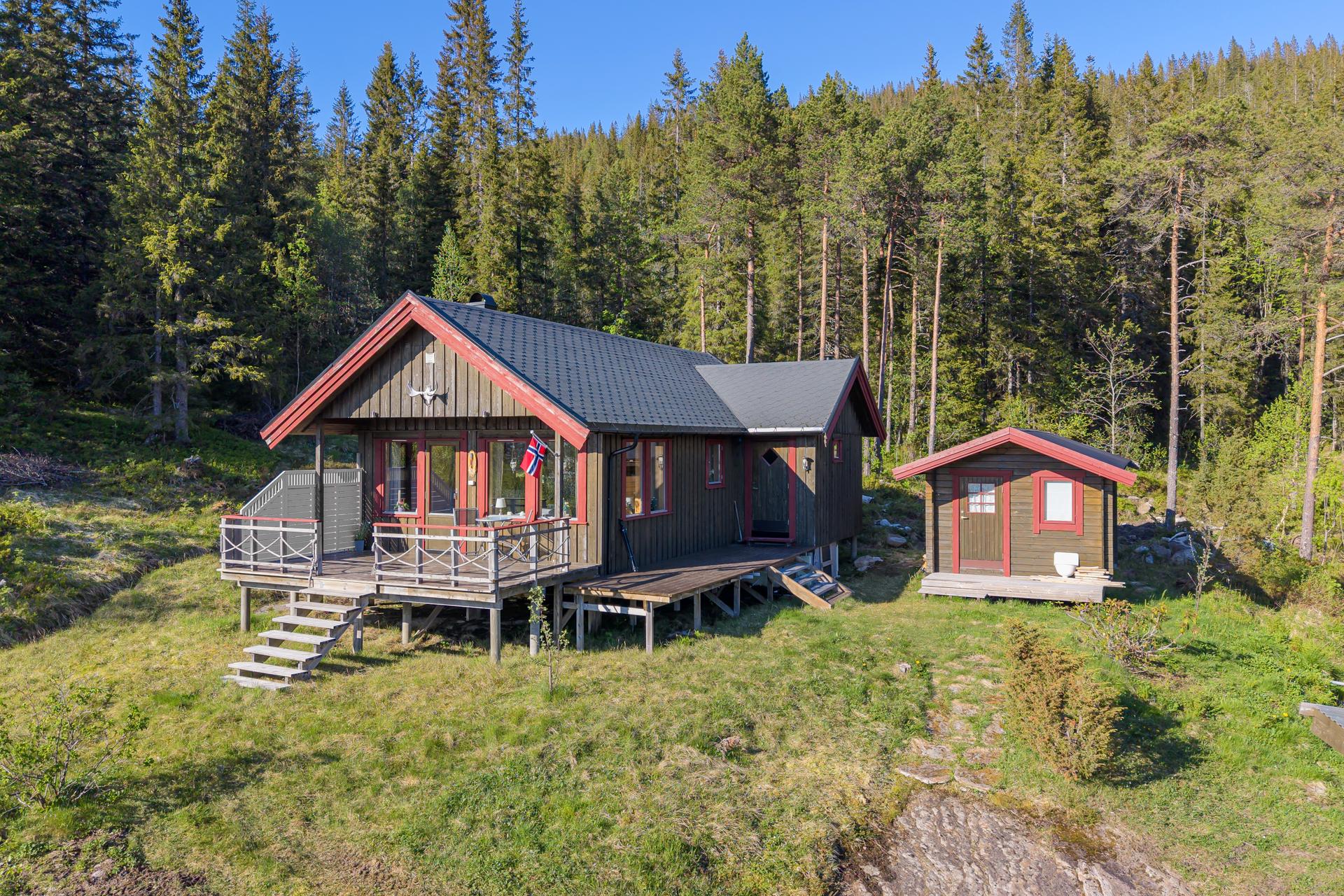 Fritidsbolig fra 2008 med en usjenert beliggenhet øverst i hyttefeltet. Bygget er fundamentert på fjell.. Bilde nummer 3 av 3