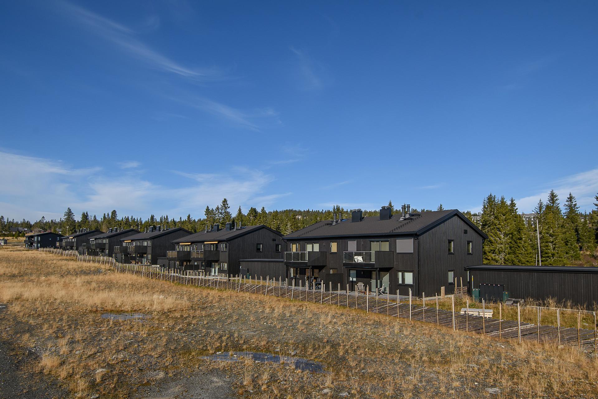 Her har du alt du trenger i kort og umiddelbar avstand. Oppkjørte skiløyper går rett forbi leiligheten. I tillegg byr sentrum av Sjusjøen på dagligvare, sportsbutikk, serveringssteder m.m.. Bilde nummer 2 av 3
