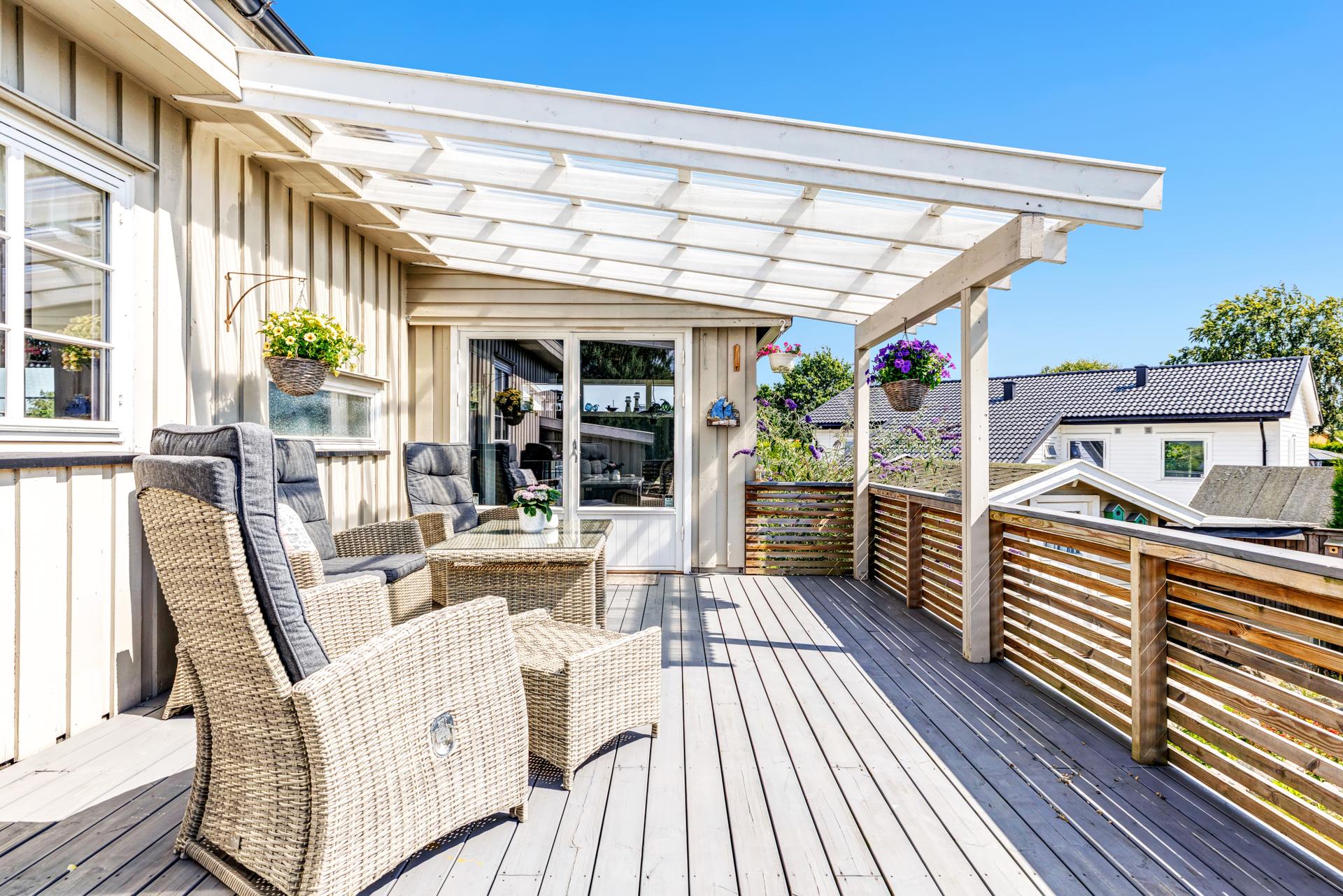 Romslig terrasse på 26 m² som ble utvidet og oppgradert med takoverbygg i 2019.. Bilde nummer 3 av 3