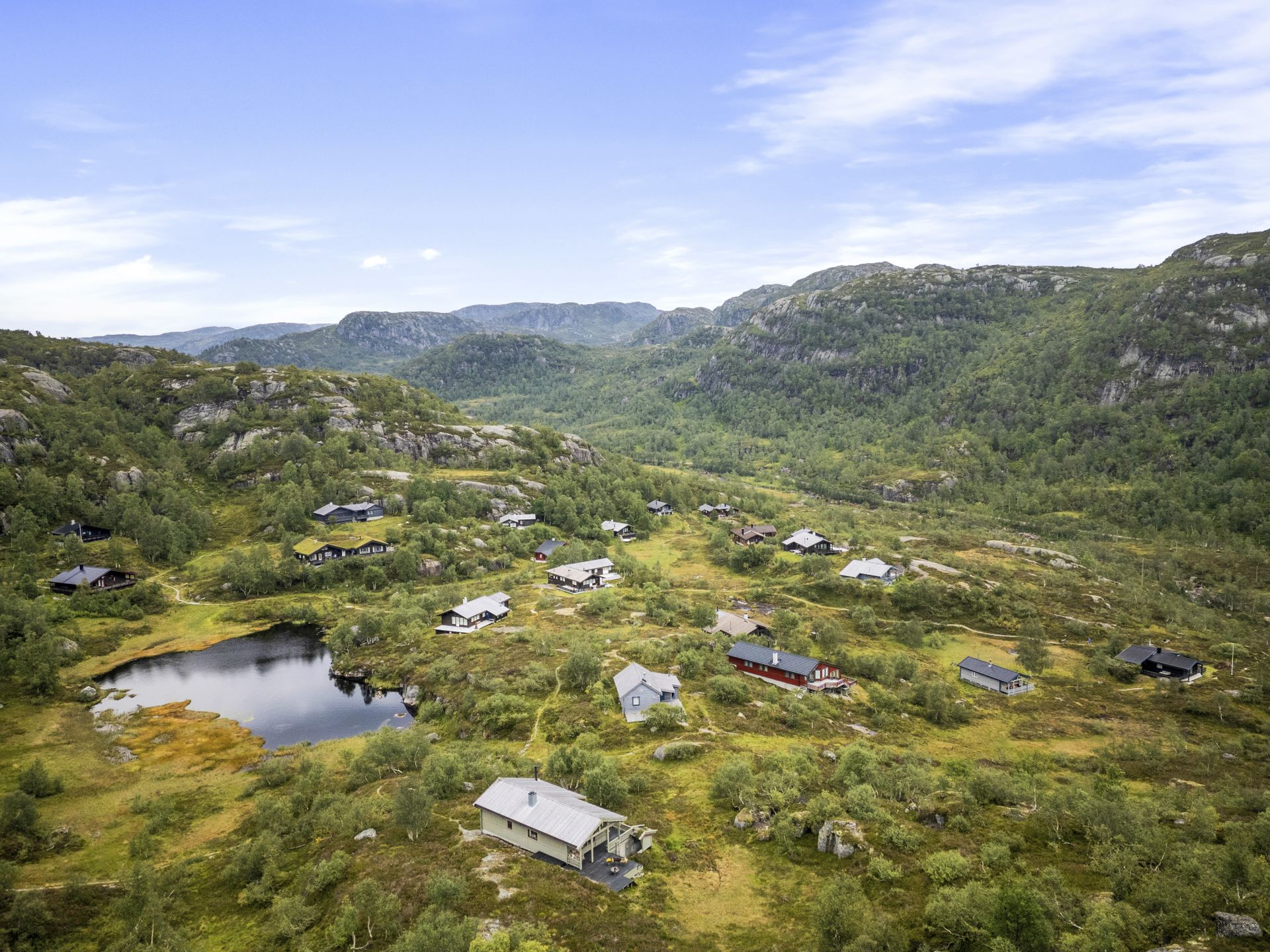 Hytten ligger svært fint til på feltet med gode solforhold og fin utsikt. Det er ca. 5 min. å gå fra parkeringsplassen. Skiløyper i Flatstøldalen, Sirekrok og skitrekket i Ådneram er like ved. Bilde nummer 2 av 3