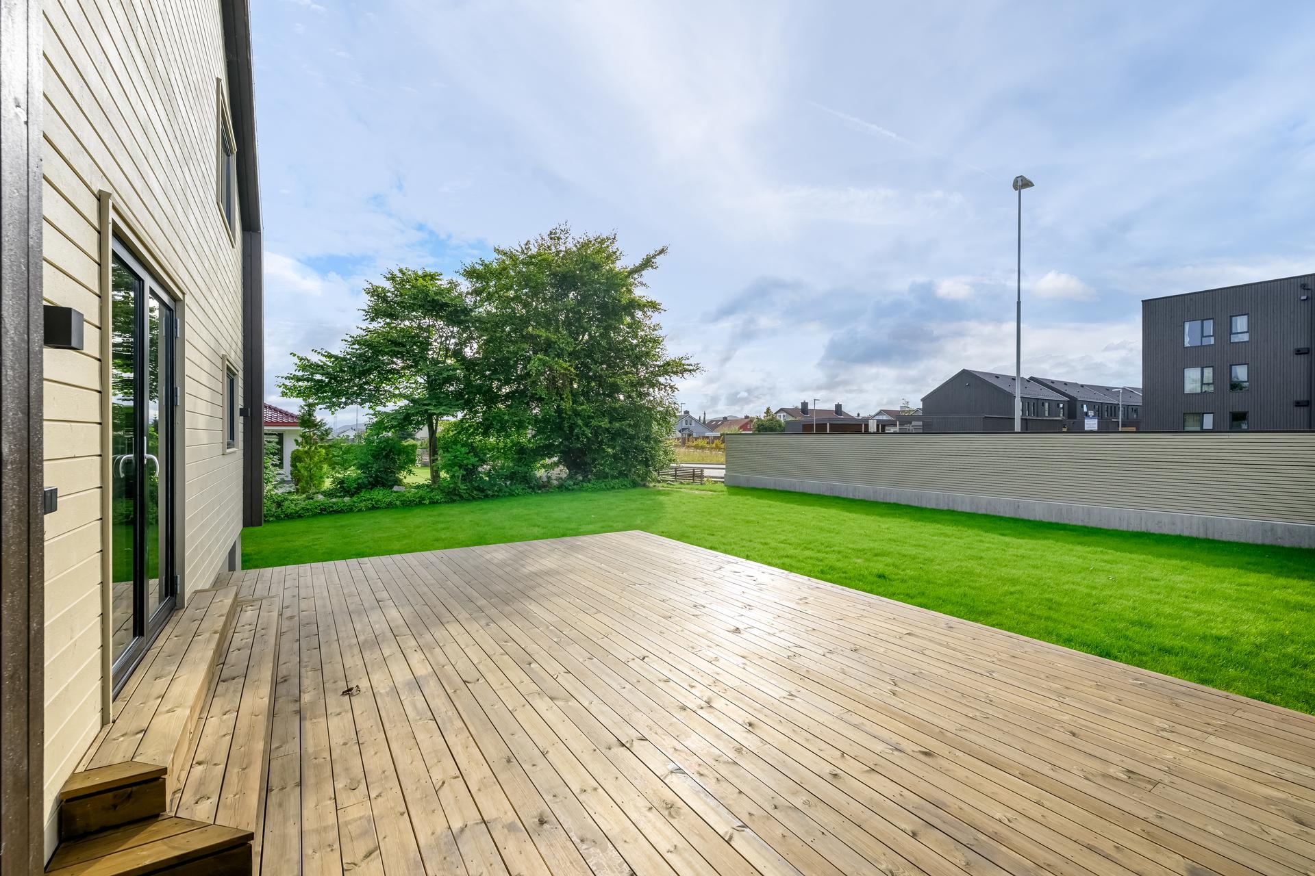 Stor terrasse på ca. 60 m² i impregnert tre, med rikelig plass for utemøbler og sosiale soner.. Bilde nummer 3 av 3