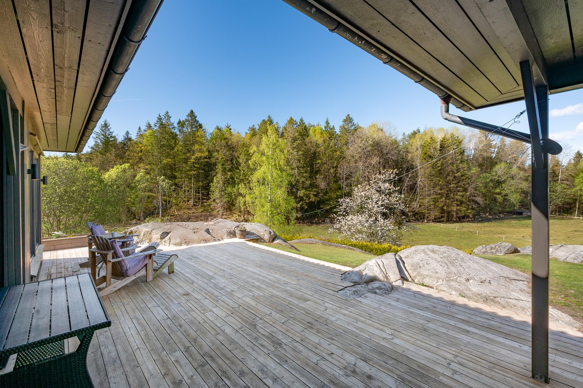 På den store terrassen kan du sitte i landlige og skjermede omgivelser.. Bilde nummer 2 av 3