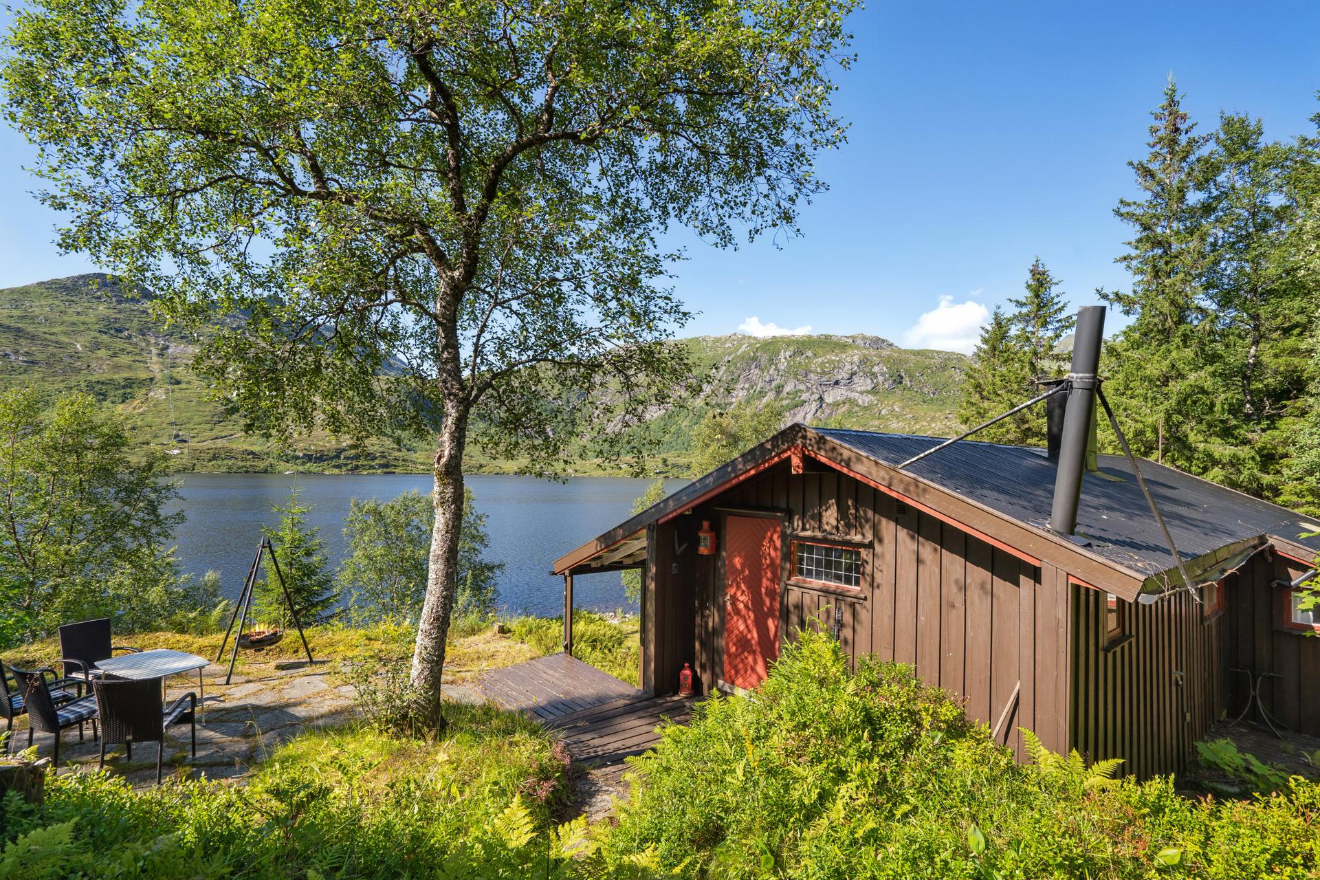 Eiendommen består av hytte, 2 naust, utedo, vedskjul, dukkestue og anneks.. Bilde nummer 3 av 3