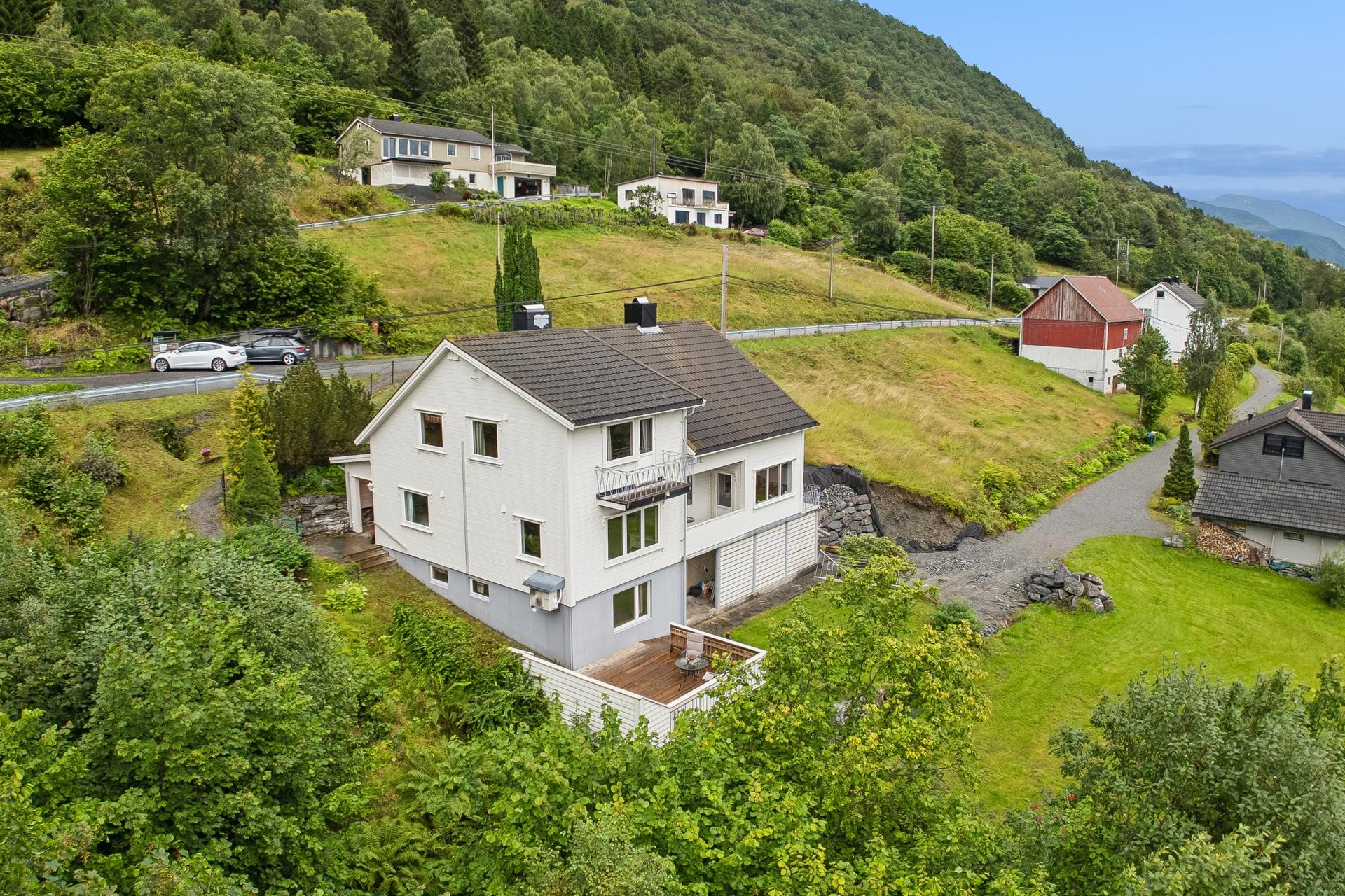 Boligen ligger fint til på Hagen utenfor Ørsta sentrum. Bilde nummer 2 av 3