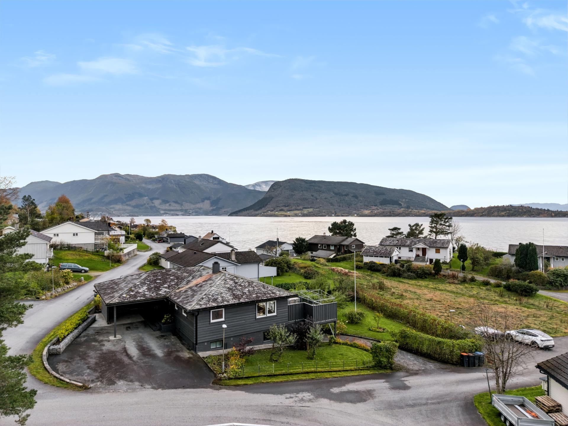 Enebolig over to plan med fjordutsikt og integrert carport og garasje.. Bilde nummer 1 av 3