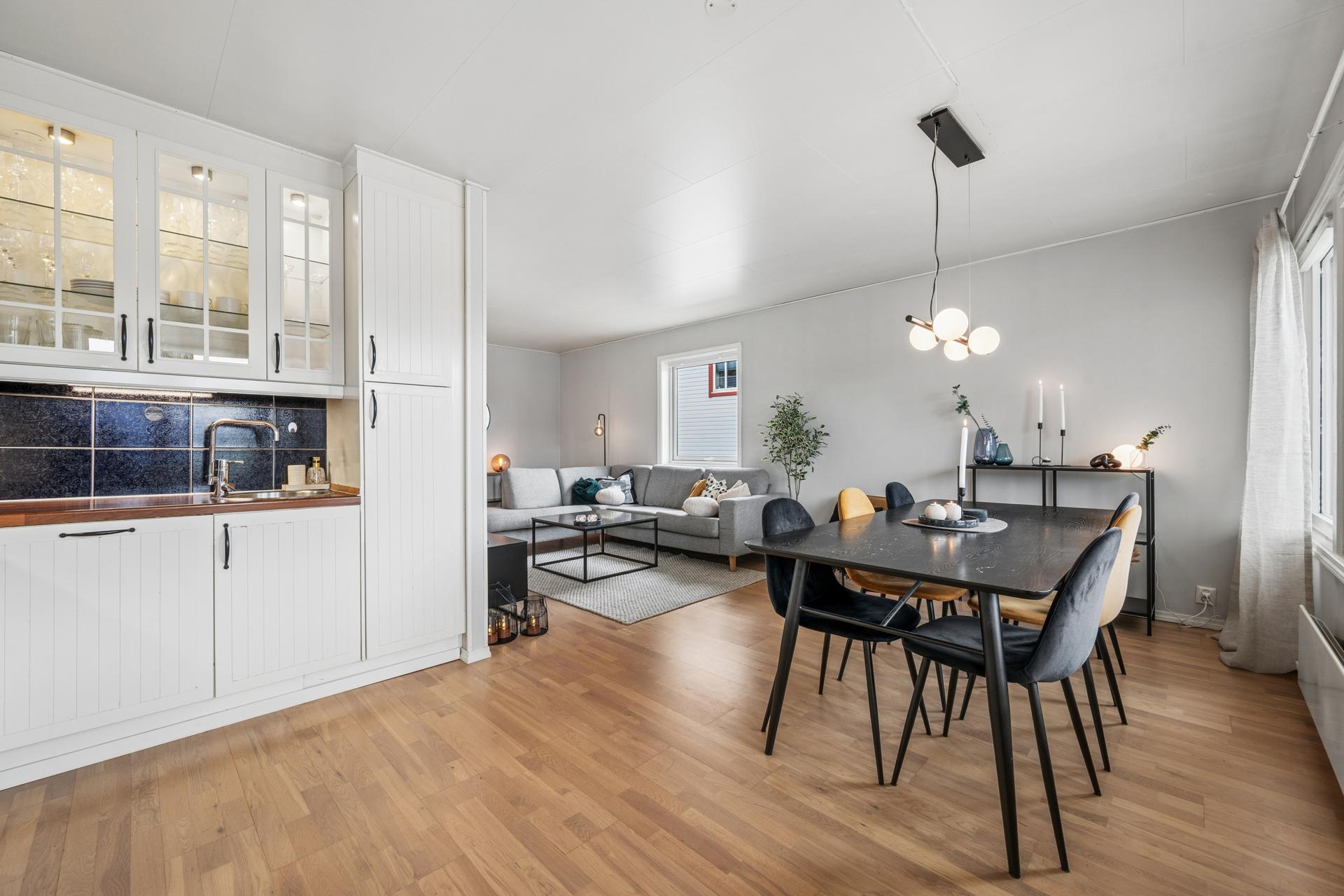 EiendomsMegler 1 v/Sondre Jakobsen øsnker hjertelig velkommen til en pen 2-roms toppleilighet på ende. Foto: EFKT. Bilde nummer 1 av 3