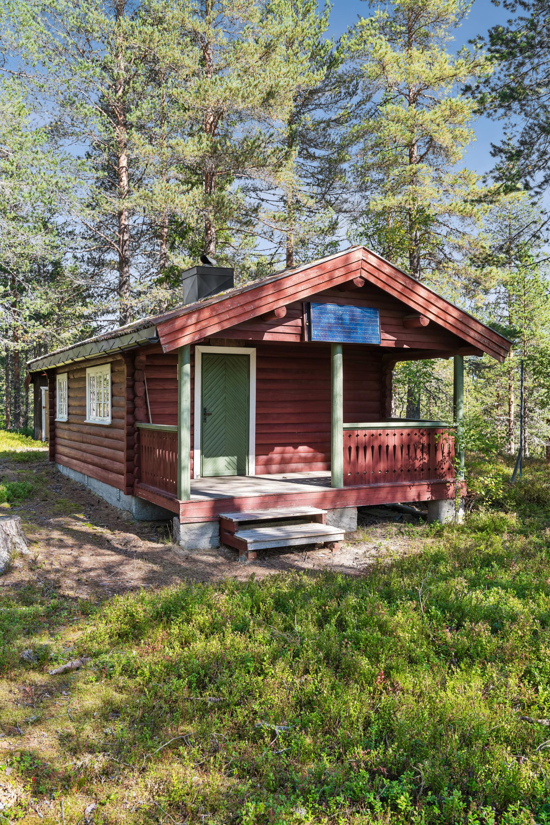 Yttervegger i maskinlaftet tømmer og tak tekket med klassisk tegltakstein.. Bilde nummer 3 av 3