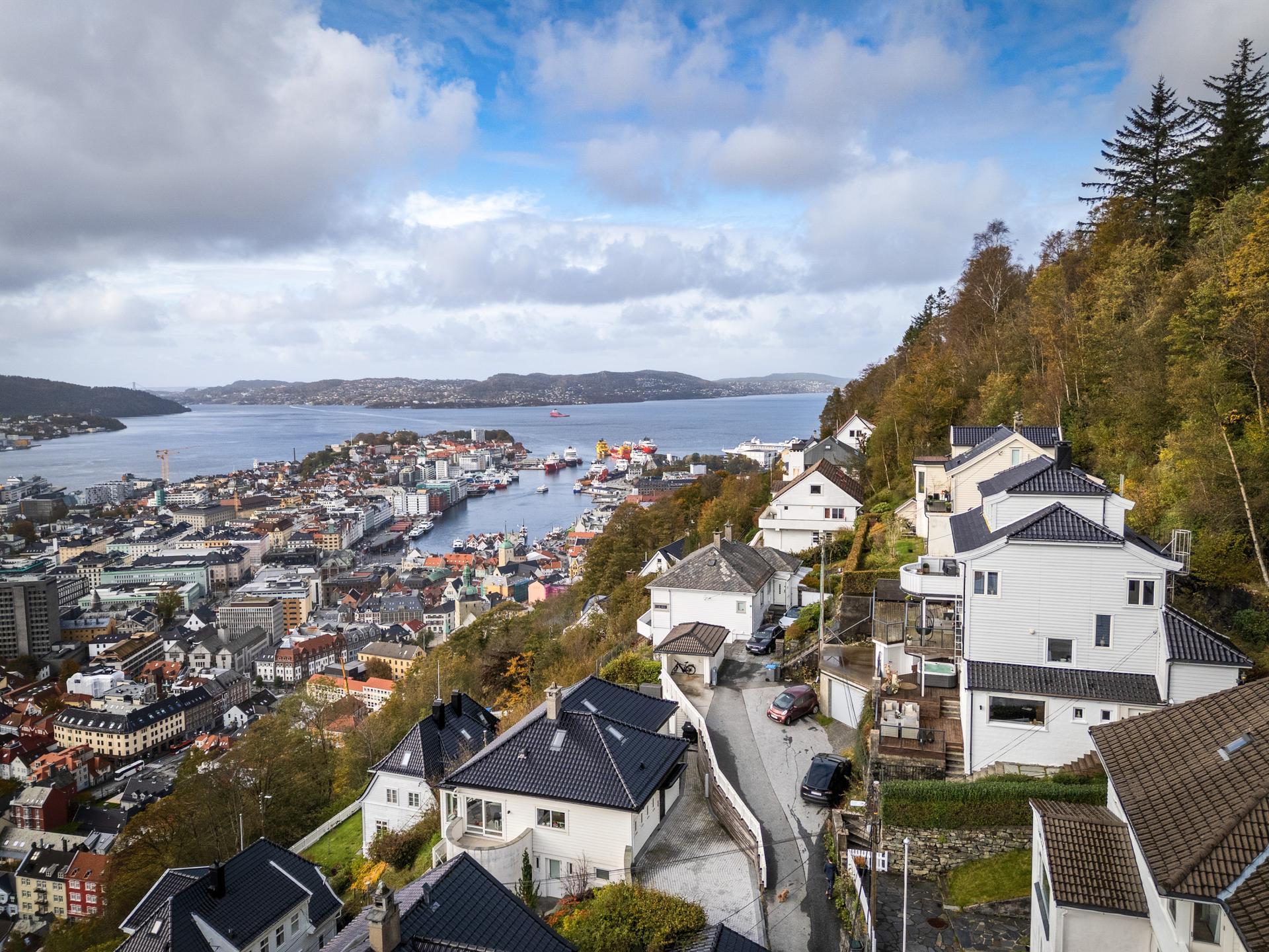 Her ligger du høyt og fritt med en fantastisk utsikt over Bergen by. . Bilde nummer 2 av 3