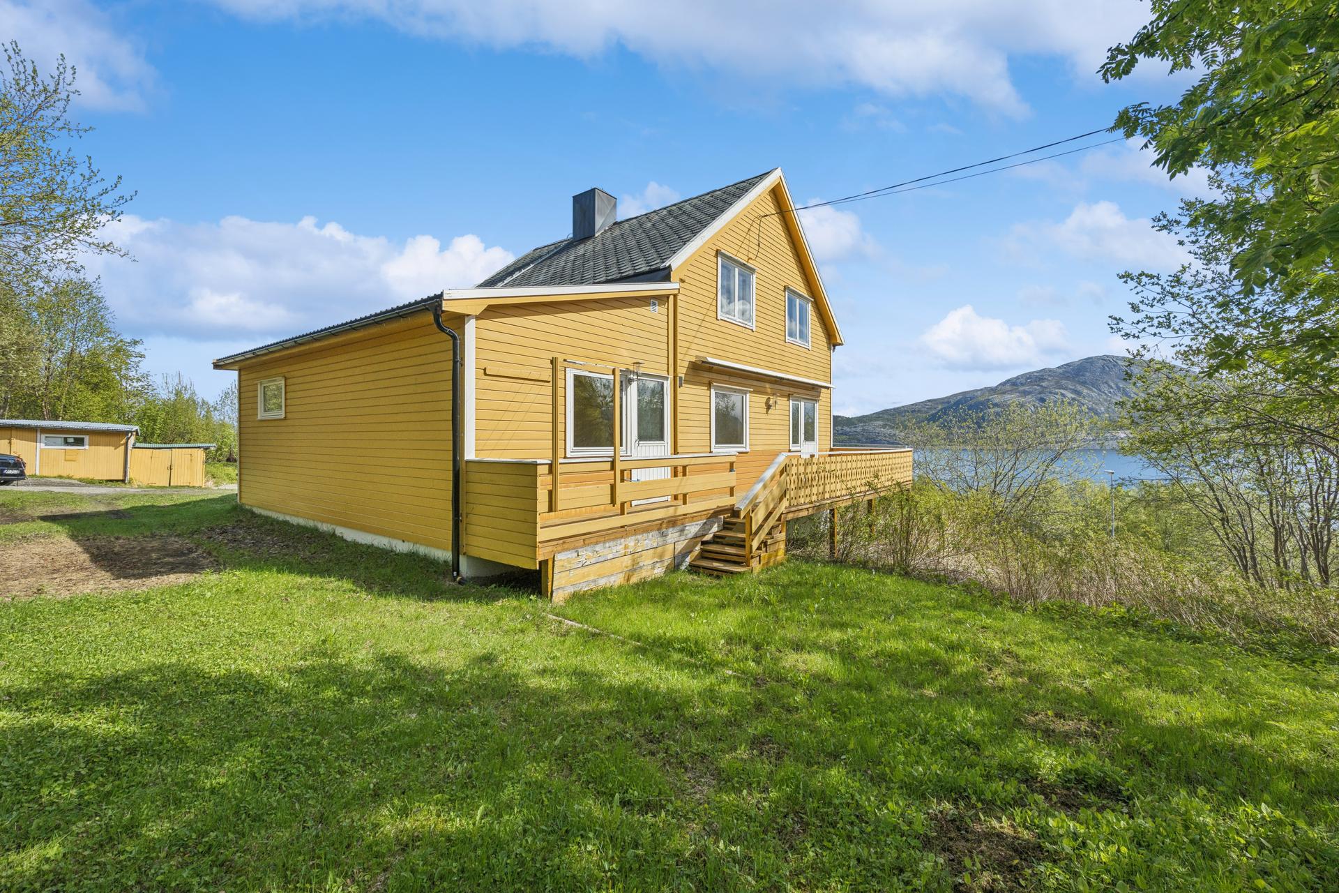 Enebolig med stor tomt og en flott beliggenhet ved fjorden.. Bilde nummer 2 av 3