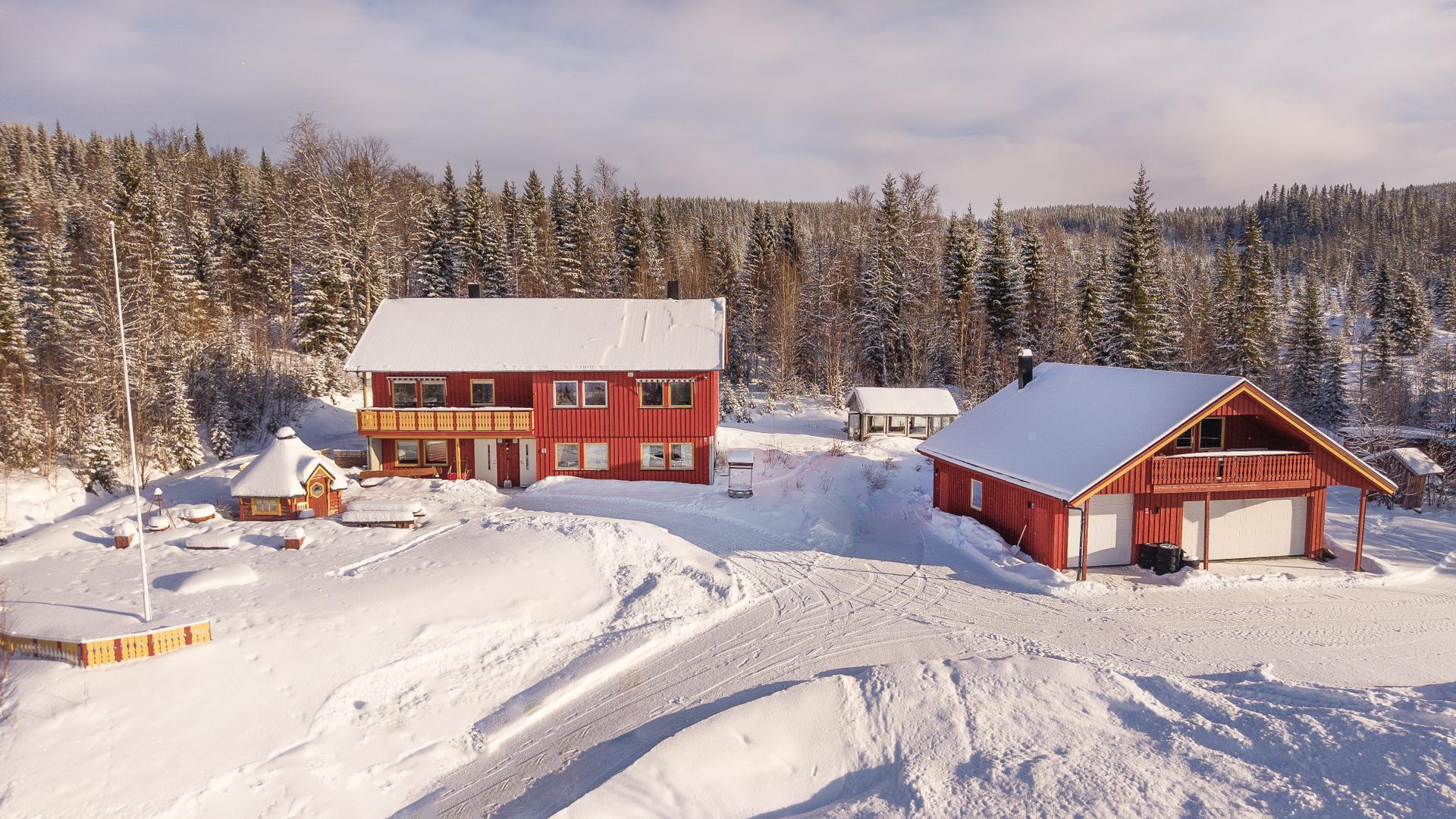 Enebolig fra 1988 med godkjent utleiedel . Garasje oppført i 2015 . Bilde nummer 2 av 3