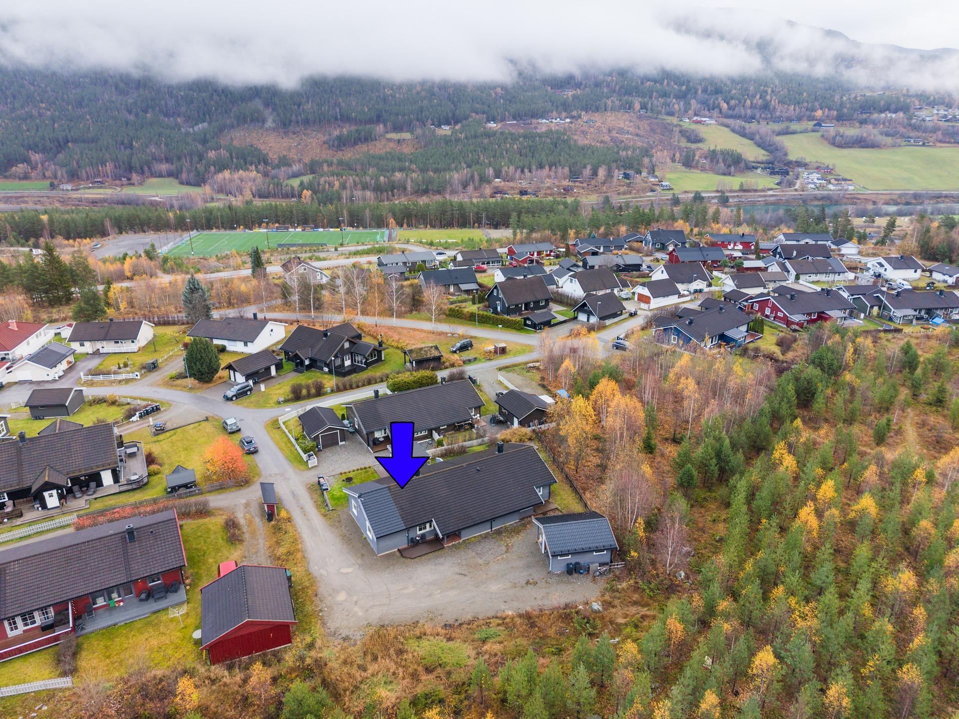 Kjerringdokka 13A ligger i et etablert område i Sorperoa på Vinstra.. Bilde nummer 2 av 3