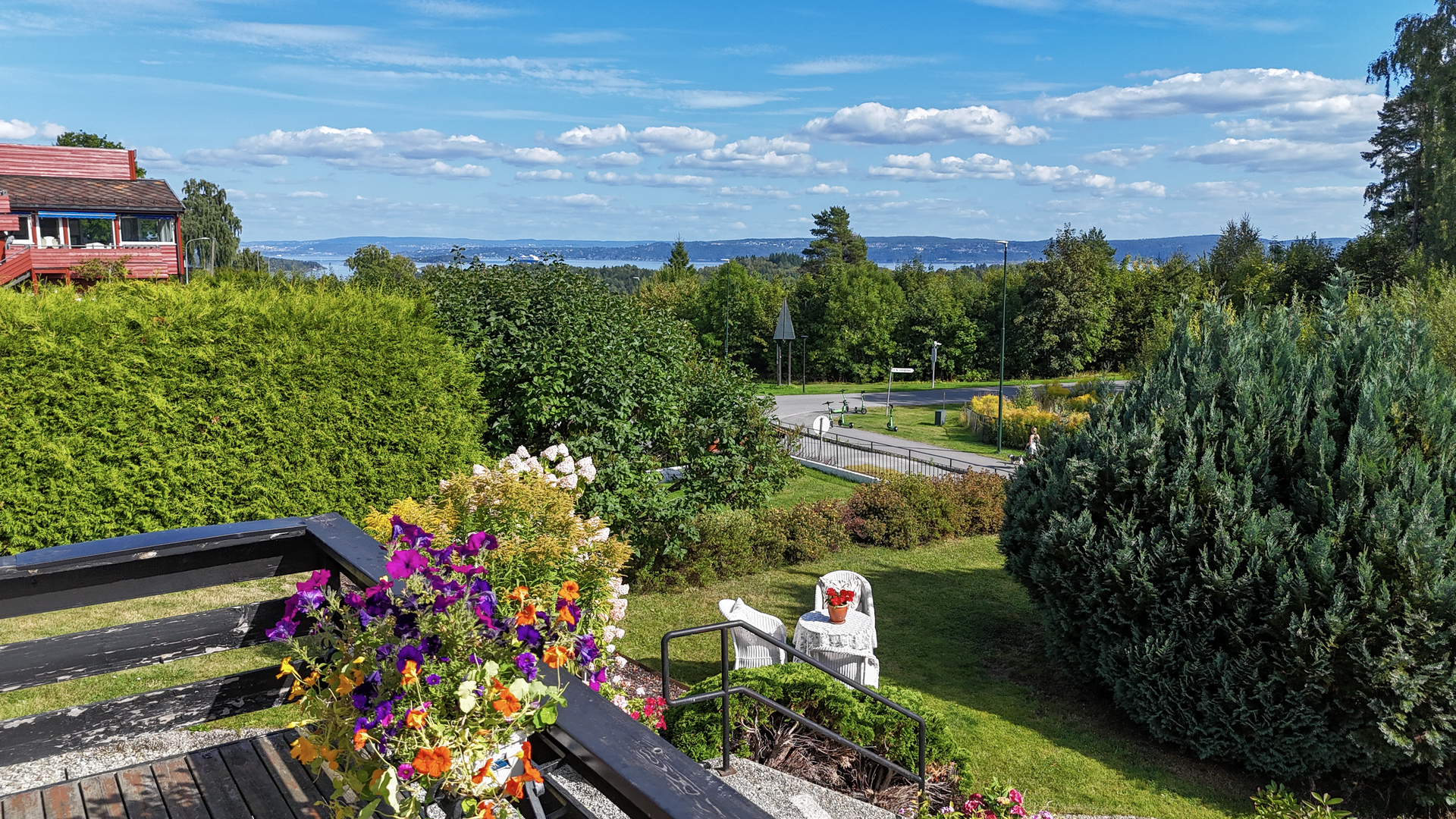 Fra verandaen har man flott utsikt over Oslofjorden.. Bilde nummer 3 av 3
