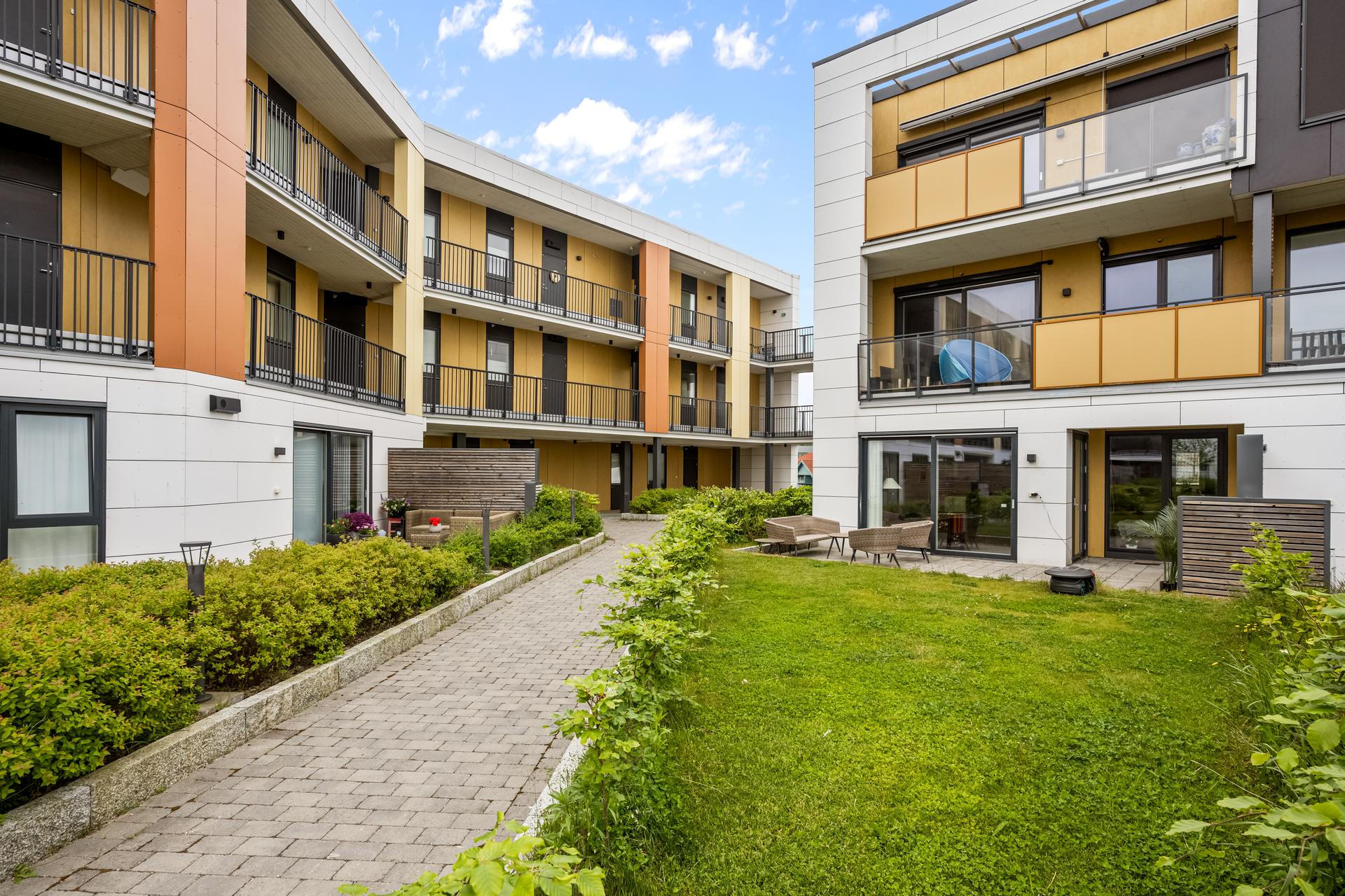 Sameiets fellesarealer er velholdte og pent beplantet.. Bilde nummer 3 av 3