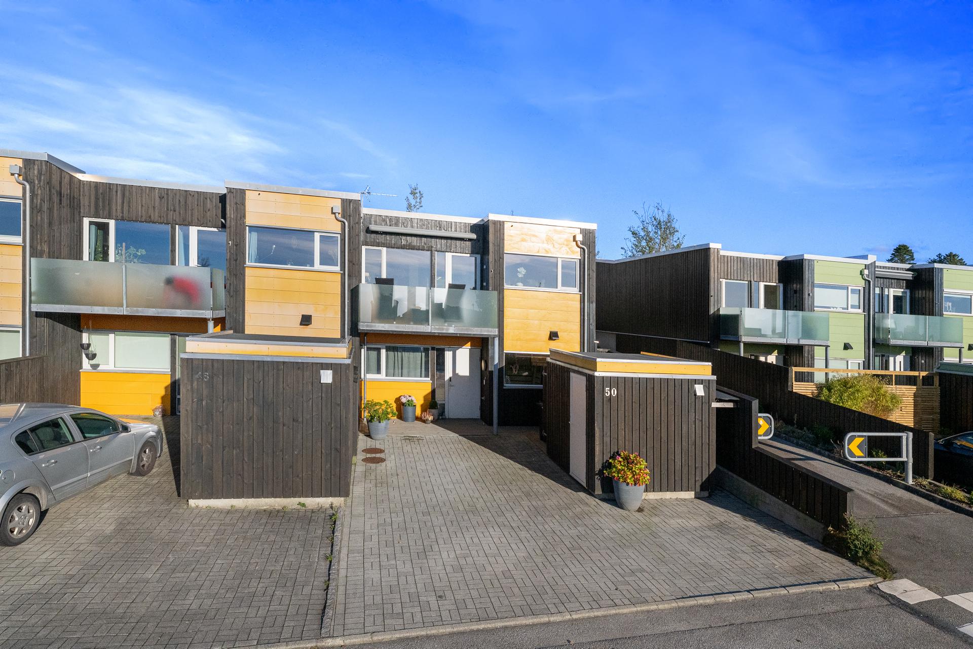 Velkommen til Rytterveien 50 - Et innholdsrik og moderne enderekkehus med fin og barnevennlig beliggenhet. Utsikt og gode solforhold. Foto: SOA Foto. Bilde nummer 1 av 3